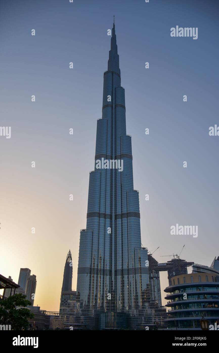 Vue à angle bas de l'emblématique gratte-ciel Burj Khalifa Banque D'Images