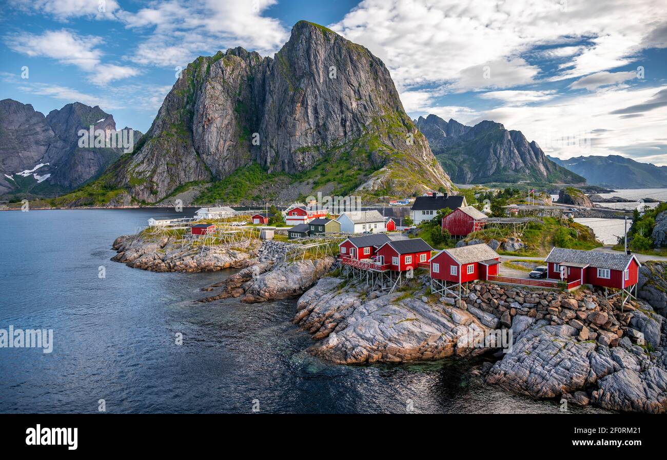 Rorbuer, maisons en bois typiques, Hamnoy, Reinefjord avec montagnes, Moskenes, Moskenesoey, Lofoten, Norvège Banque D'Images