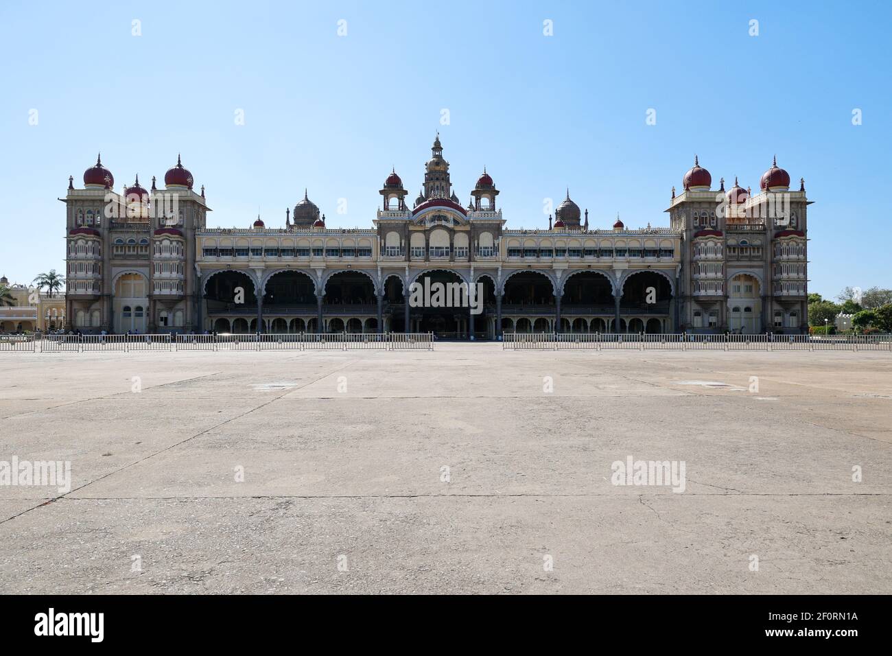 Vue de face du palais Mysore de style indo-Saracenic à Karnataka, Inde Banque D'Images