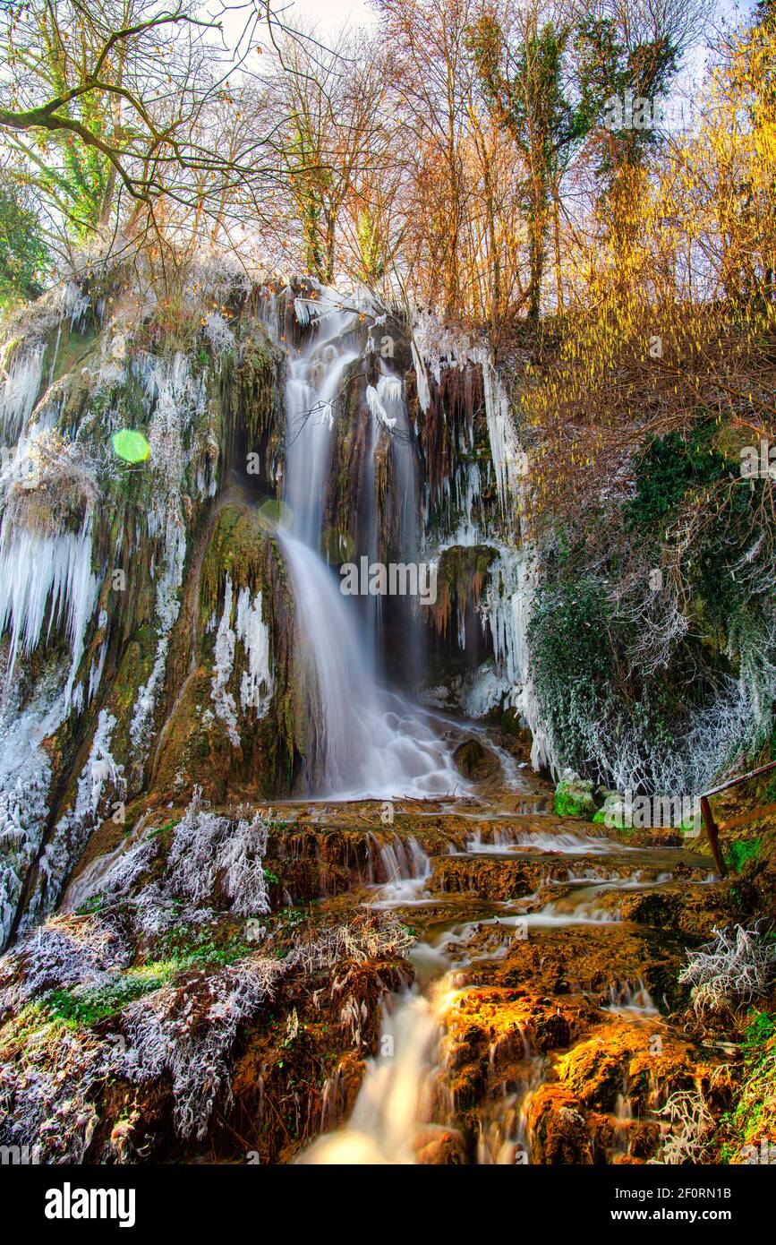Cascade surgelée , cascade de Clocota , cascade thermale située à Geoagiu Bai, Roumanie Banque D'Images