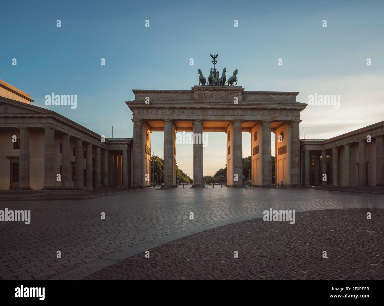 Porte de Brandebourg à Berlin, Allemagne avec lumière du soleil qui brille pendant le coucher du soleil. Banque D'Images