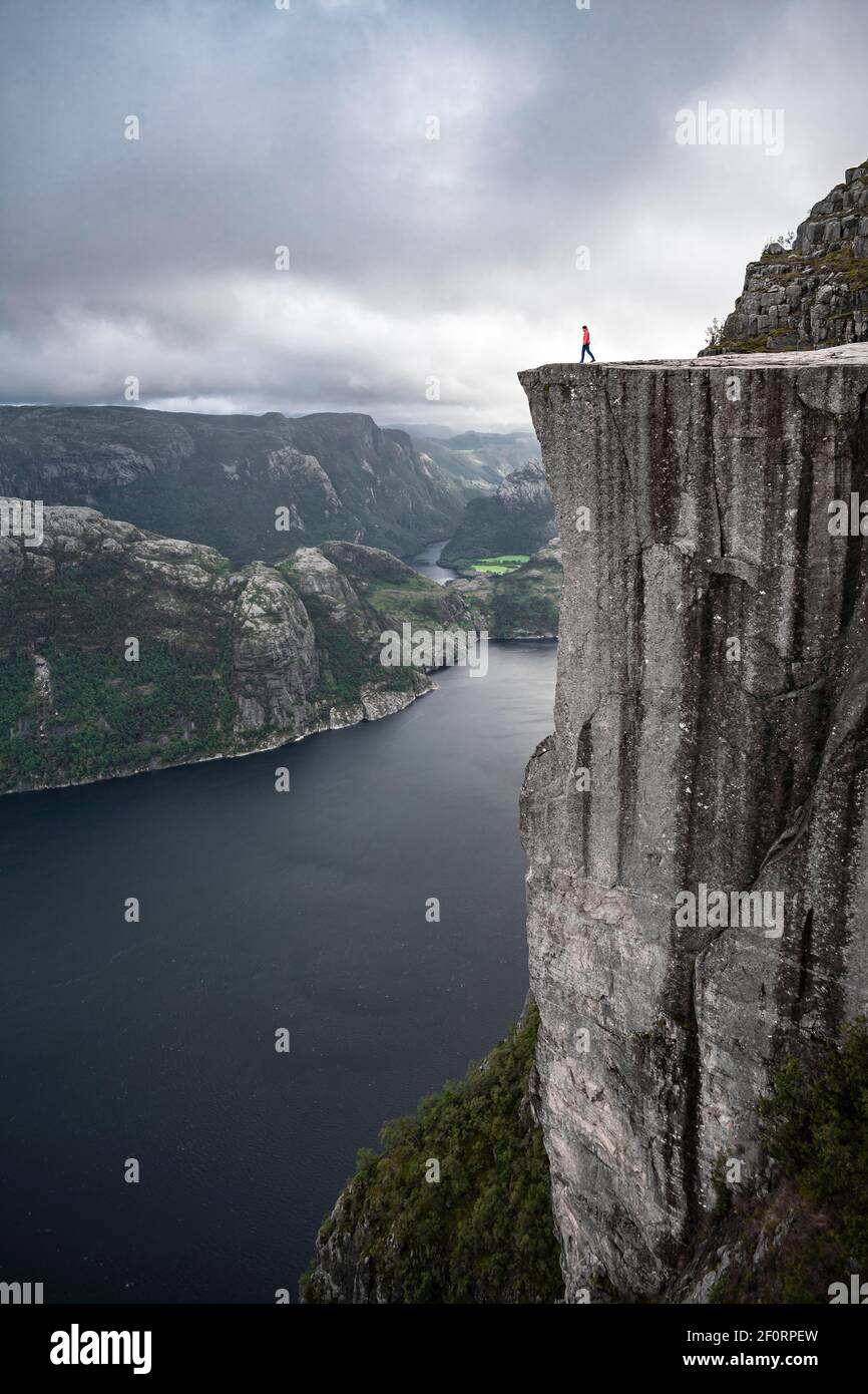 Personne seule sur le plateau rocheux, Preikestolen rock spire, Lysefjord, Ryfylke, Rogaland, Norvège Banque D'Images
