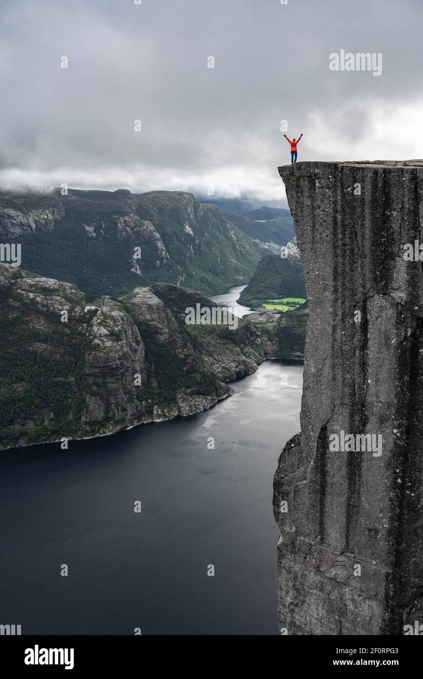 Personne seule sur le plateau rocheux, Preikestolen rock spire, Lysefjord, Ryfylke, Rogaland, Norvège Banque D'Images