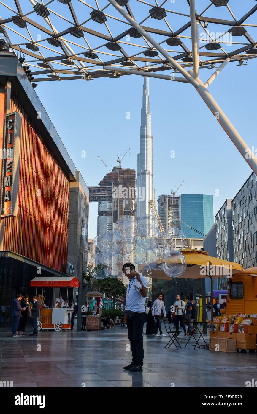 Le vendeur de ballons dans la ville à pied Dubaï et dans Contexte Burj Khalifa Banque D'Images