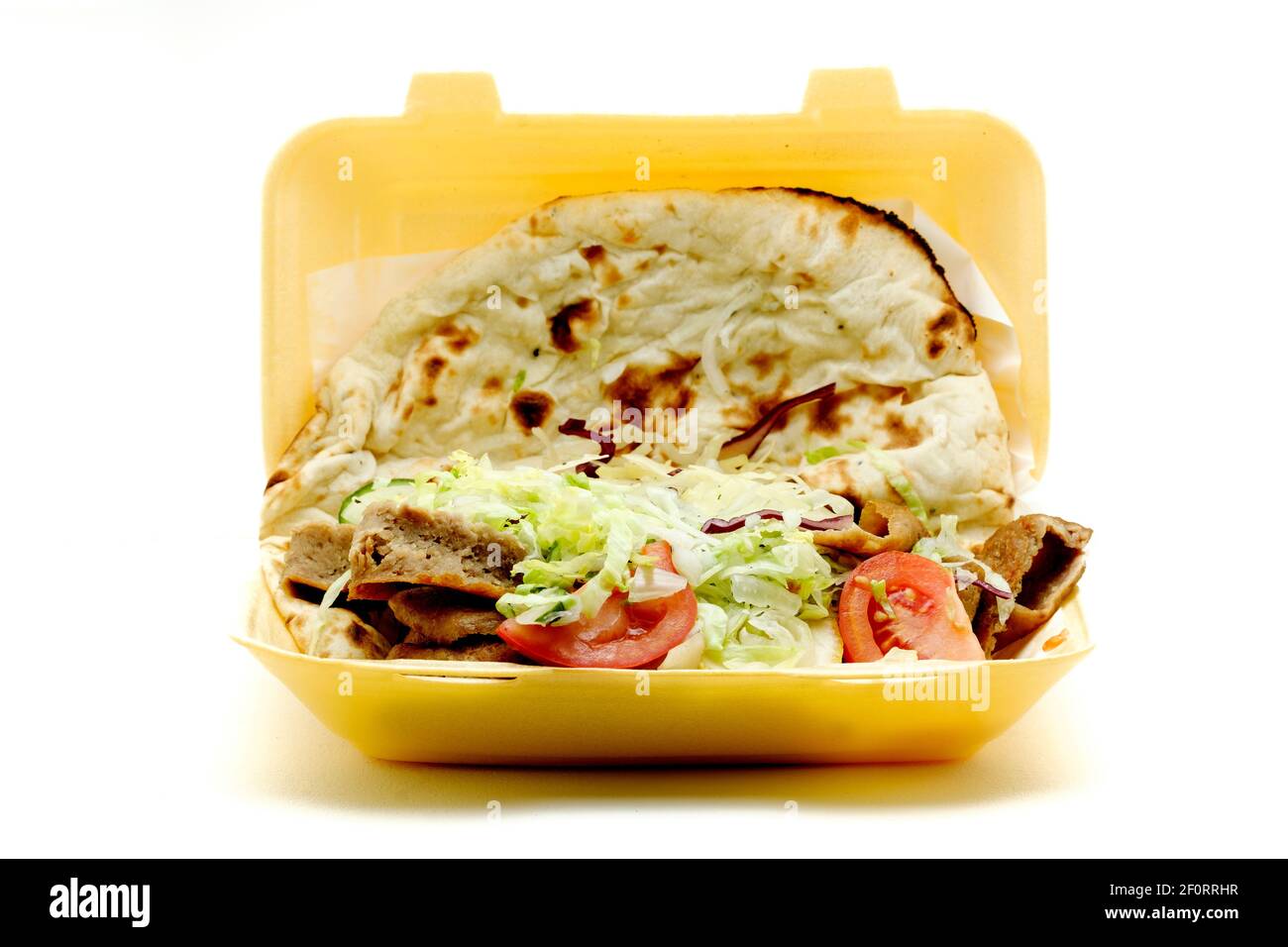 Un à emporter Doner Kebab, ou kebab donneur, servi avec de la salade et enveloppé dans un pain Nan. Le kebab a été vendu dans un récipient en polystyrène jetable. Banque D'Images