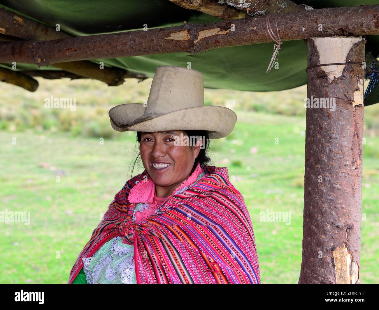 Femme indigène avec chapeau typique souriant à la caméra, Cumbe Mayo, province de Cajamarca, Pérou Banque D'Images