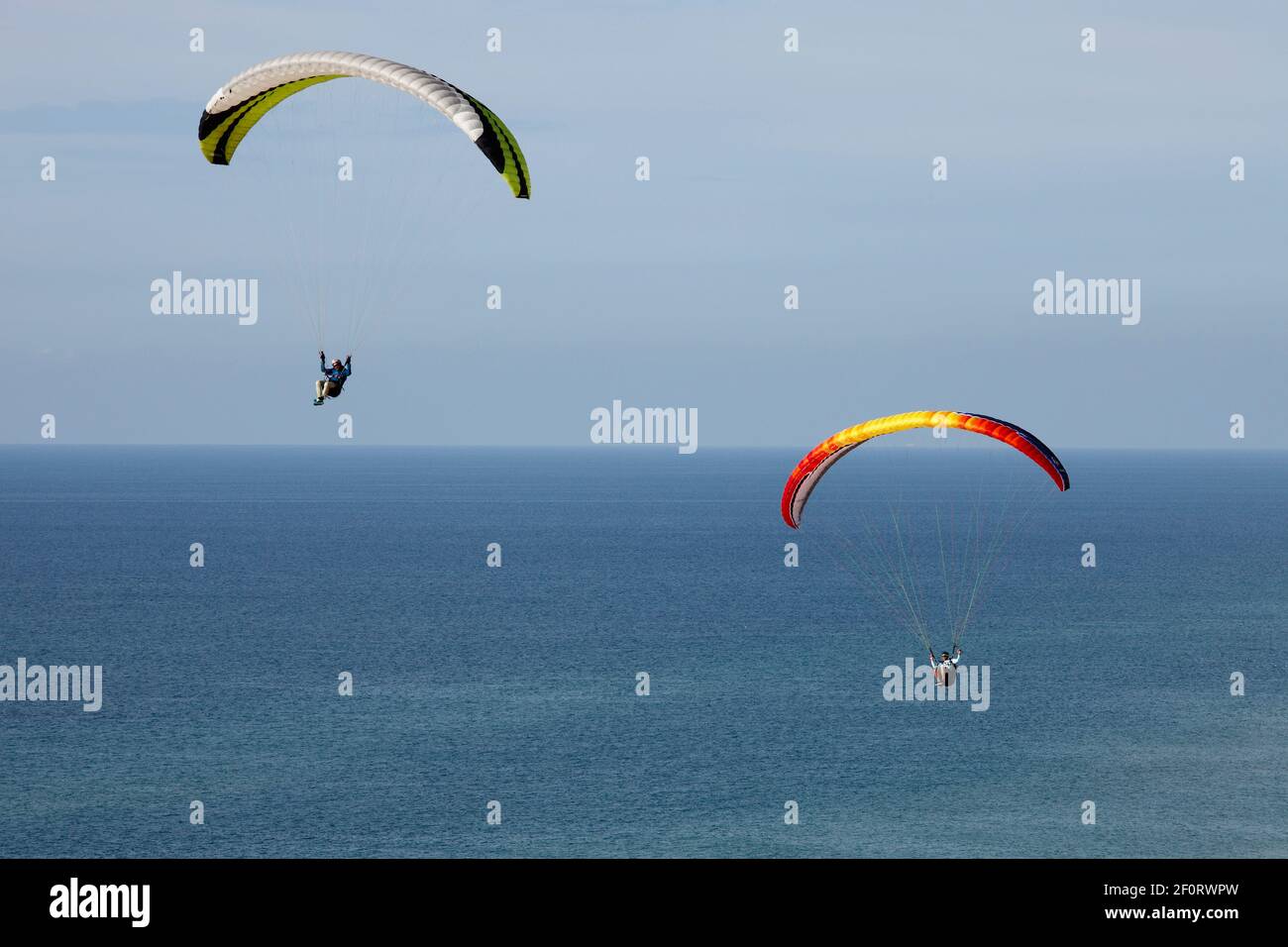 Parapente à la falaise de Rubjerg, Rubjerg Klint entre Lønstrup et Løkken sur la côte du Jammerbugt, Danemark Banque D'Images