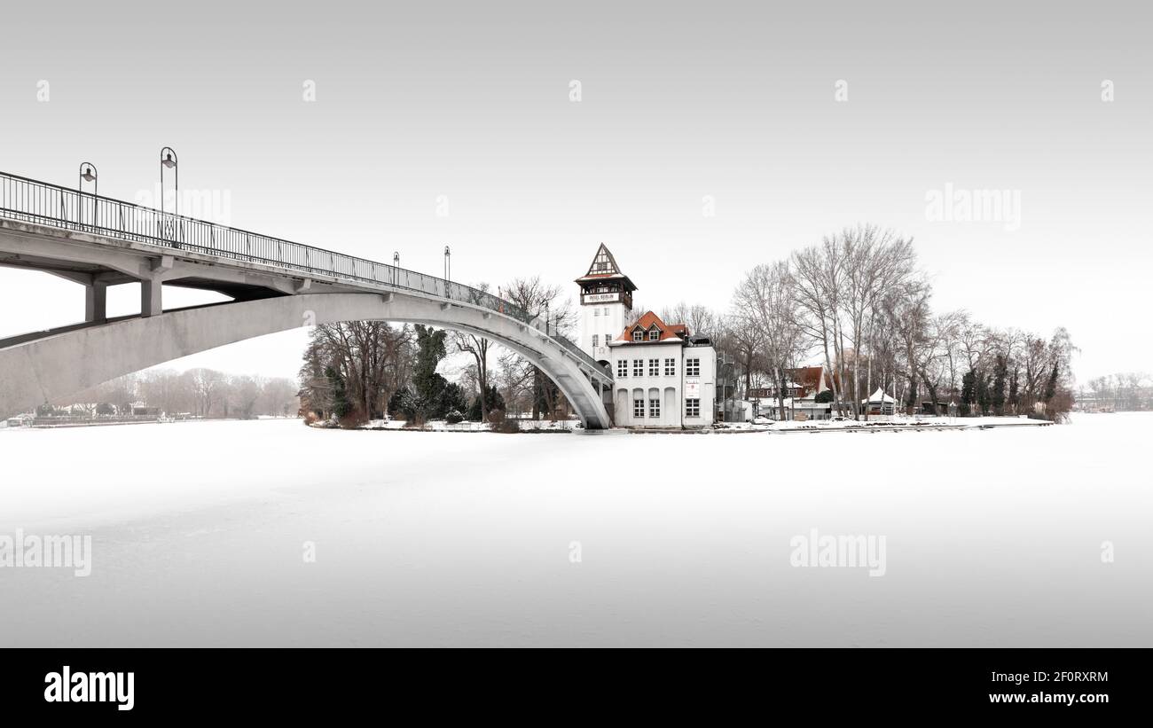 Île de jeunesse gelée et enneigée à Treptower Park, Berlin, Allemagne Banque D'Images