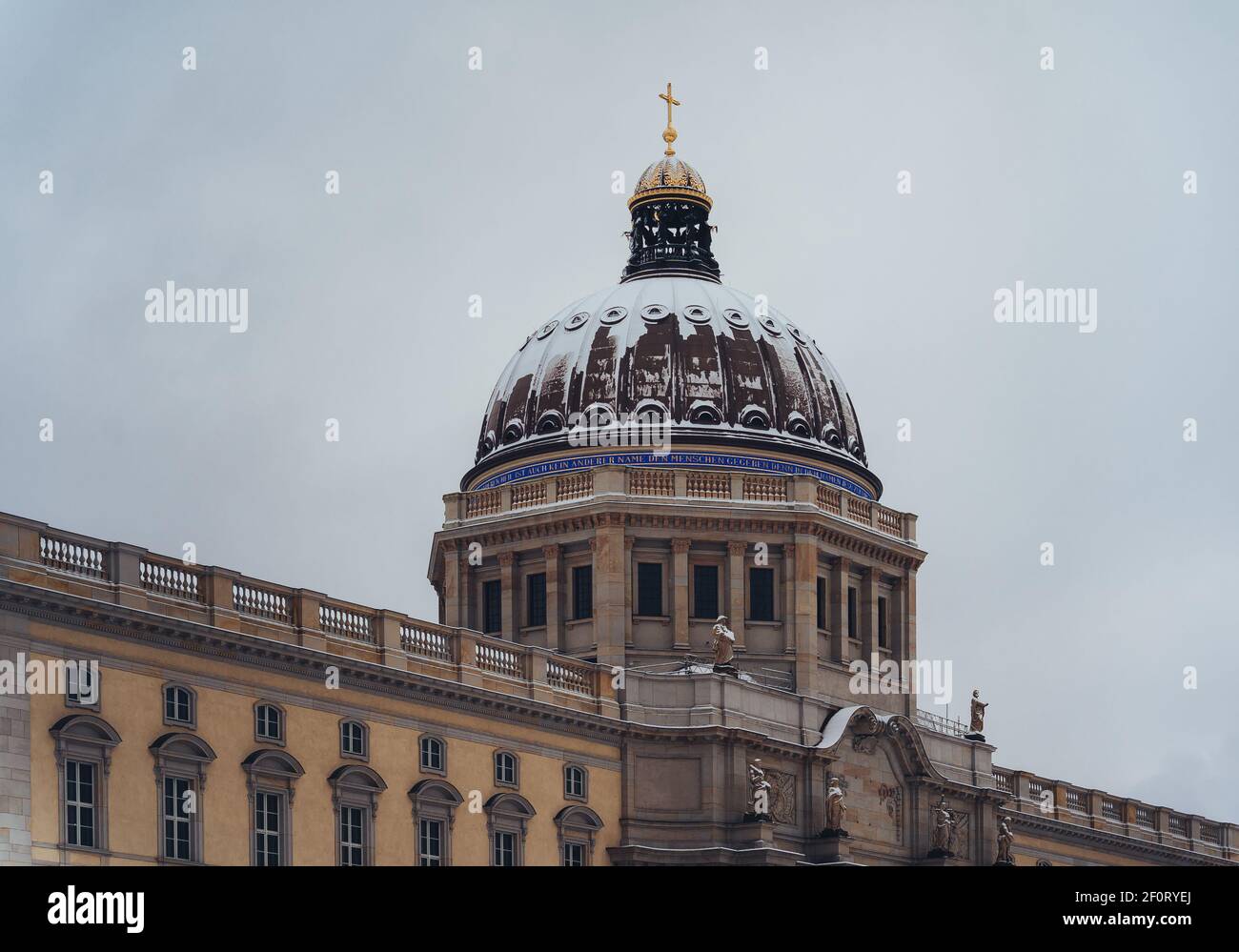 Dôme couvert de neige du château royal ou du palais de la ville et du Forum Humboldt à Berlin Mitte, un hiver froid après un blizzard. Banque D'Images