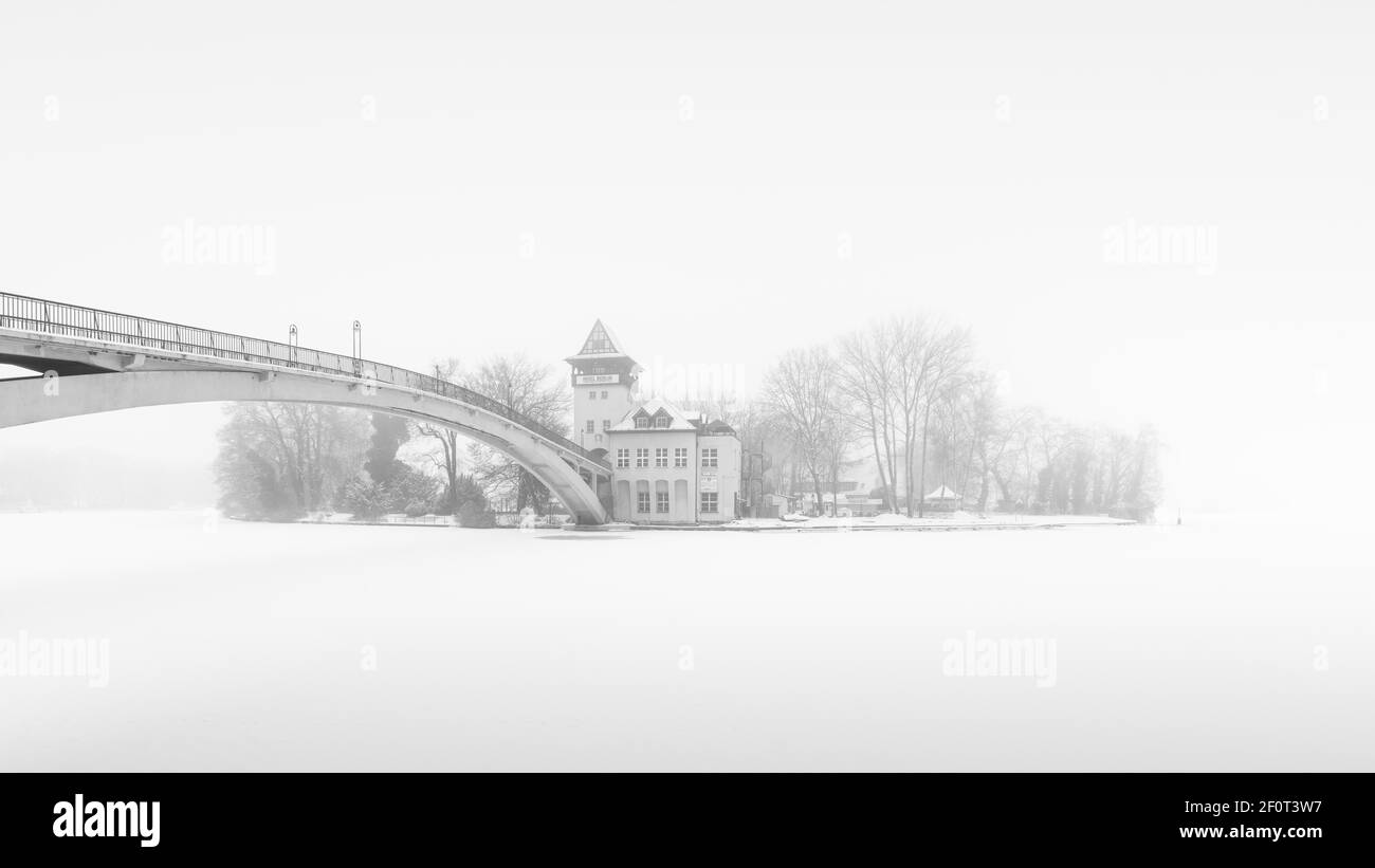 Le pont de l'abbaye relie Berlin Treptow Koepenick au-dessus de la Spree Avec l'île de la Jeunesse Banque D'Images