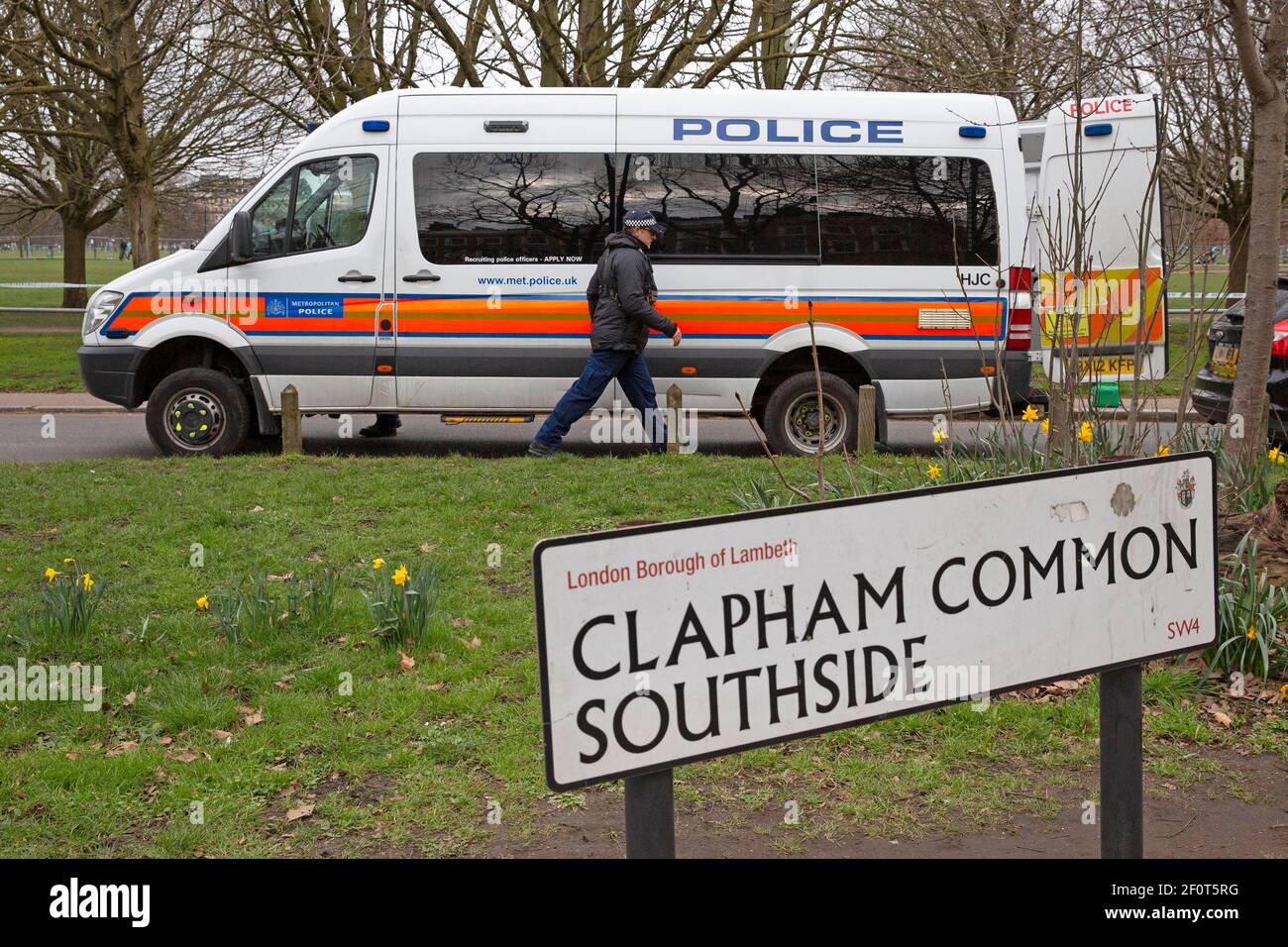 Une équipe de recherche Continuer la recherche de la femme disparue Sarah Everard sur Clapham Common le 7 mars 2021, qui a disparu à la maison Banque D'Images