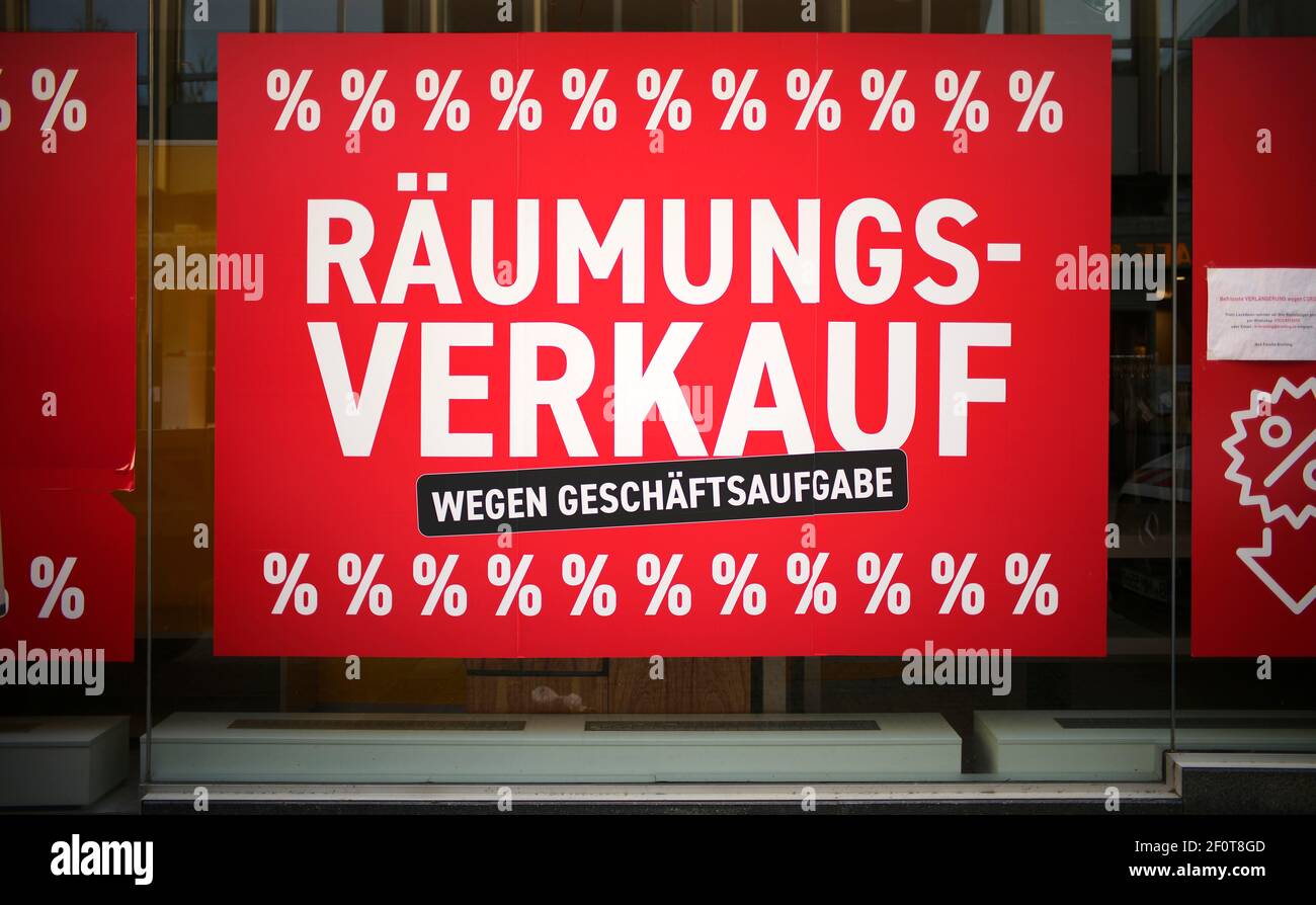 Vente de liquidation en raison de la fermeture des affaires, bataille de rabais dans la vitrine de magasin, VENTE, réductions de prix, magasin de mode Breitling, Stuttgart Banque D'Images