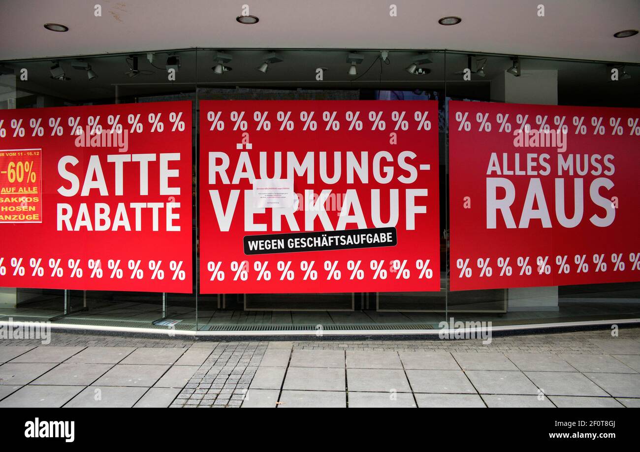Vente de liquidation en raison de la fermeture des affaires, bataille de rabais dans la vitrine de magasin, VENTE, réductions de prix, magasin de mode Breitling, Stuttgart Banque D'Images