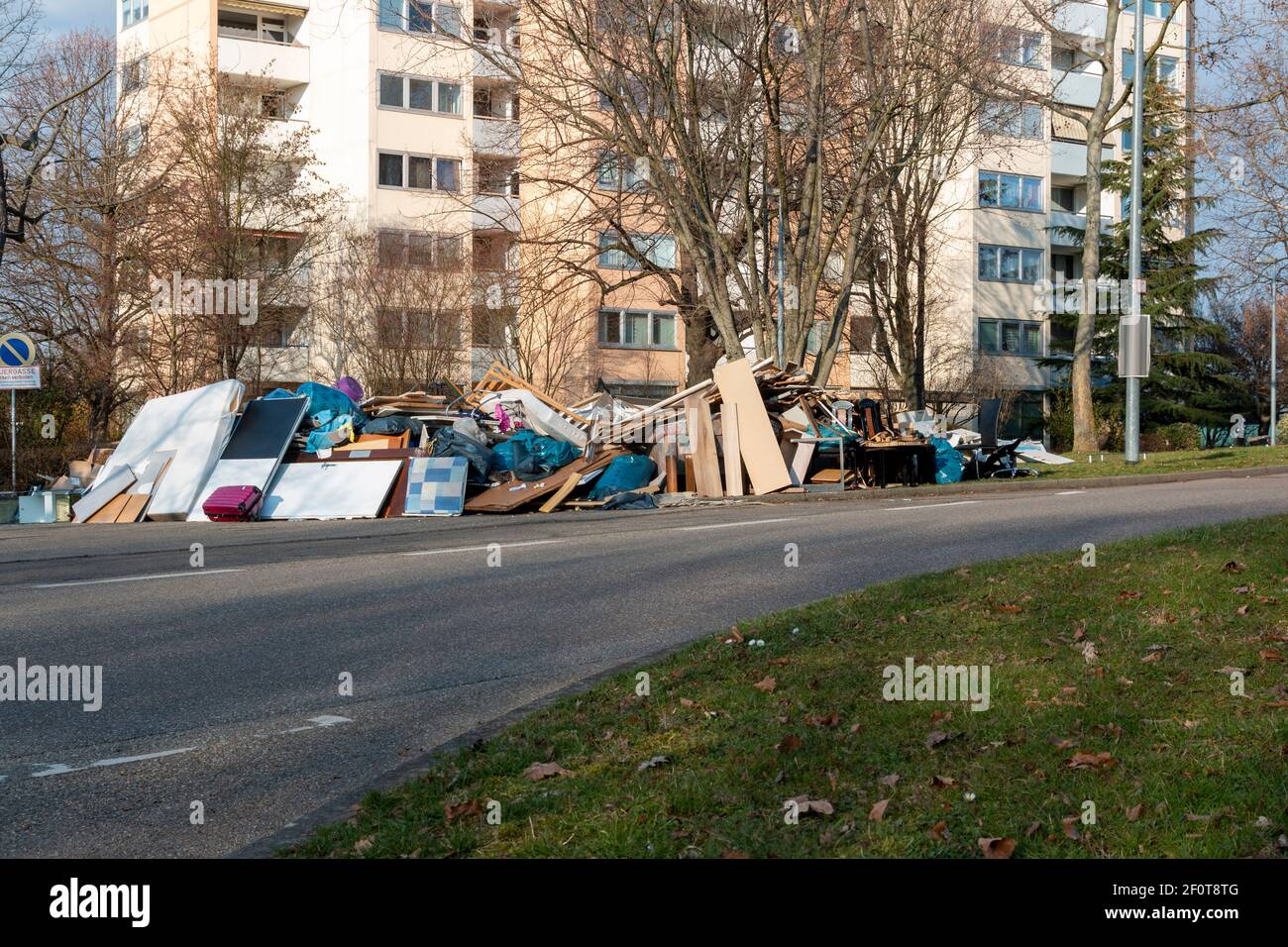 Bietigheim-Bissingen, Allemagne-Mars 07.2021: Une énorme pile de déchets et de débris encombrants se trouve en face d'une maison sur la prairie Banque D'Images