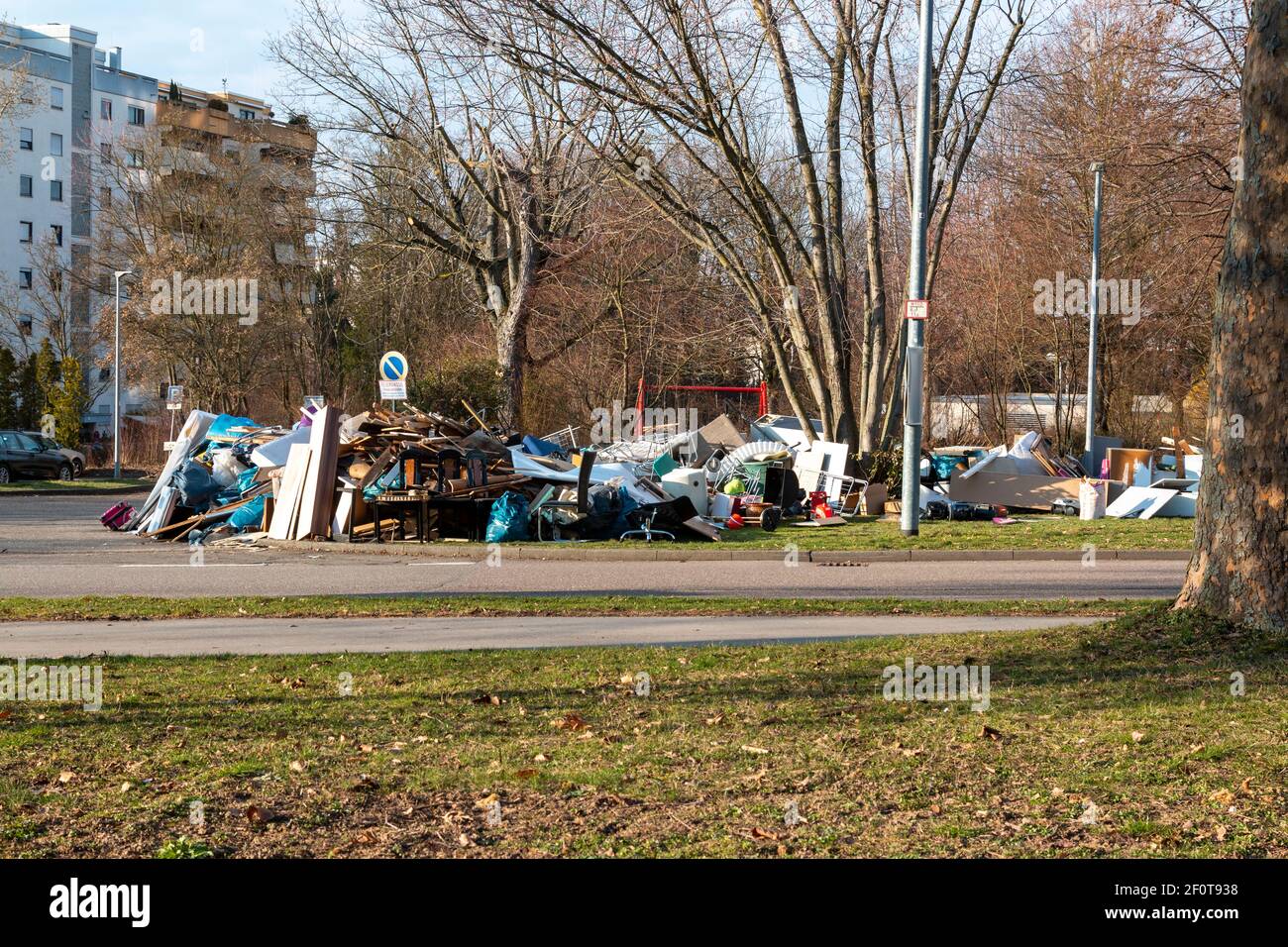 Bietigheim-Bissingen, Allemagne-Mars 07.2021: Une énorme pile de déchets et de débris encombrants se trouve en face d'une maison sur la prairie Banque D'Images