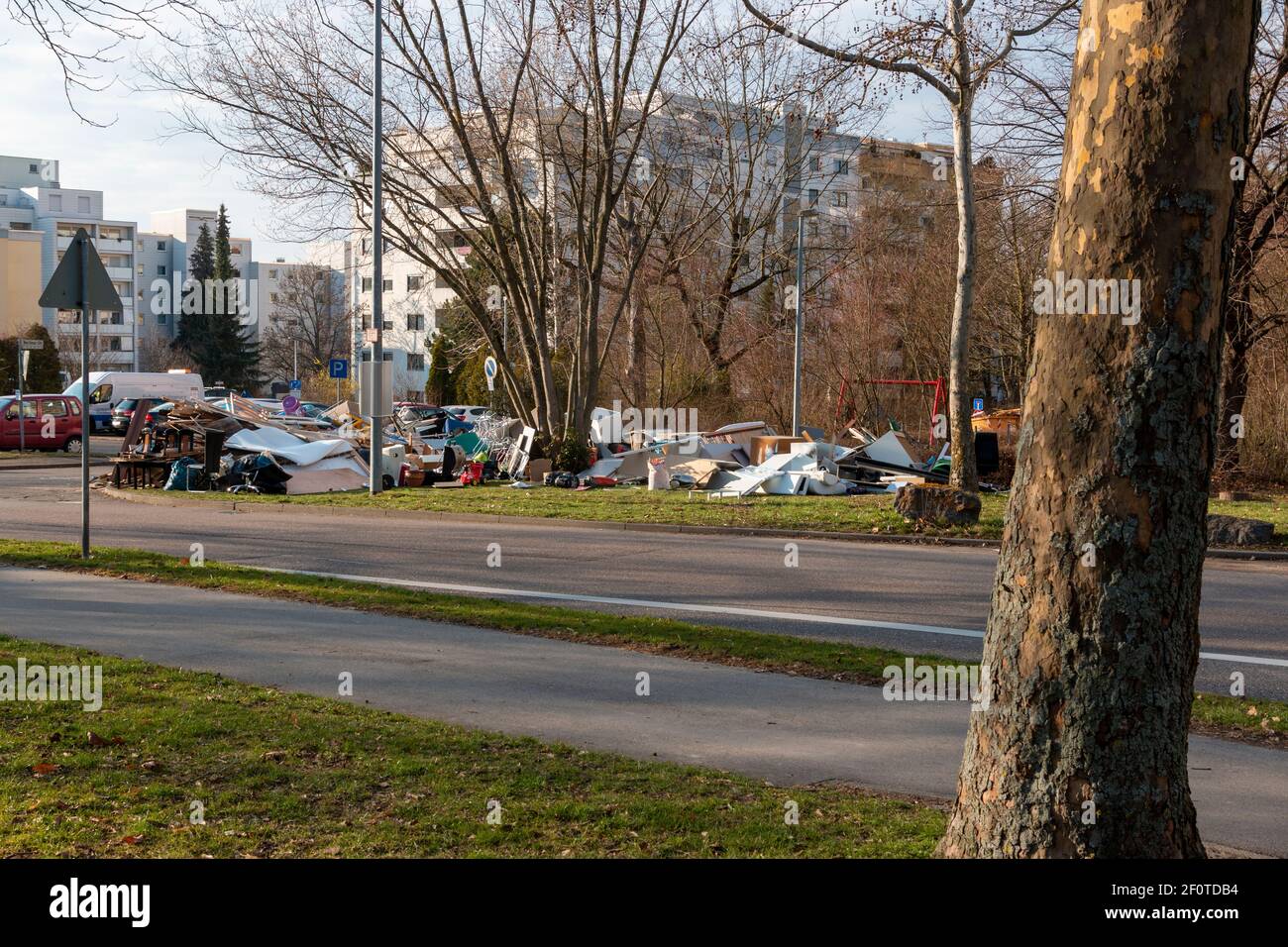 Bietigheim-Bissingen, Allemagne-Mars 07.2021: Une énorme pile de déchets et de débris encombrants se trouve en face d'une maison sur la prairie Banque D'Images