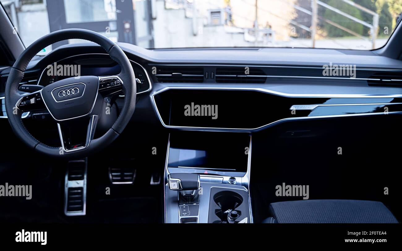 Varna, Bulgarie 07 janv. 2021, Audi A6 S ligne C8 navigation intérieure tableau de bord de cinquième génération. Banque D'Images