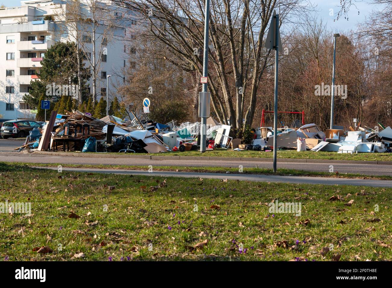 Bietigheim-Bissingen, Allemagne-Mars 07.2021: Une énorme pile de déchets et de débris encombrants se trouve en face d'une maison sur la prairie Banque D'Images