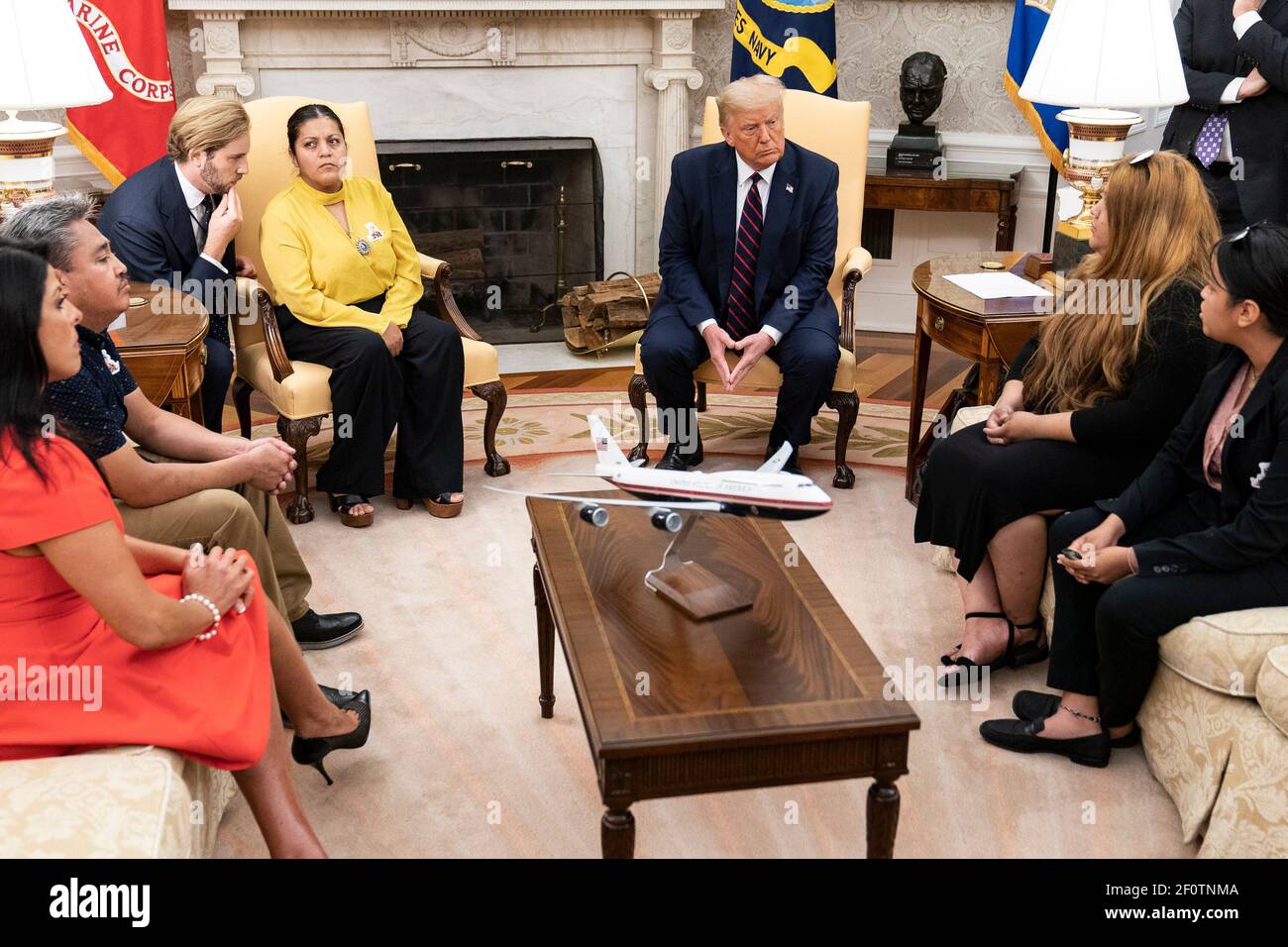 Le président Donald Trump rencontre la famille du SPC de l'armée américaine Vanessa Guillen le jeudi 30 2020 juillet dans le bureau ovale de la Maison Blanche. Le SPC Guillen a été assassiné à la base militaire de fort Hood, Texas, en avril 2020, par un collègue spécialiste de l'Armée de terre. Banque D'Images