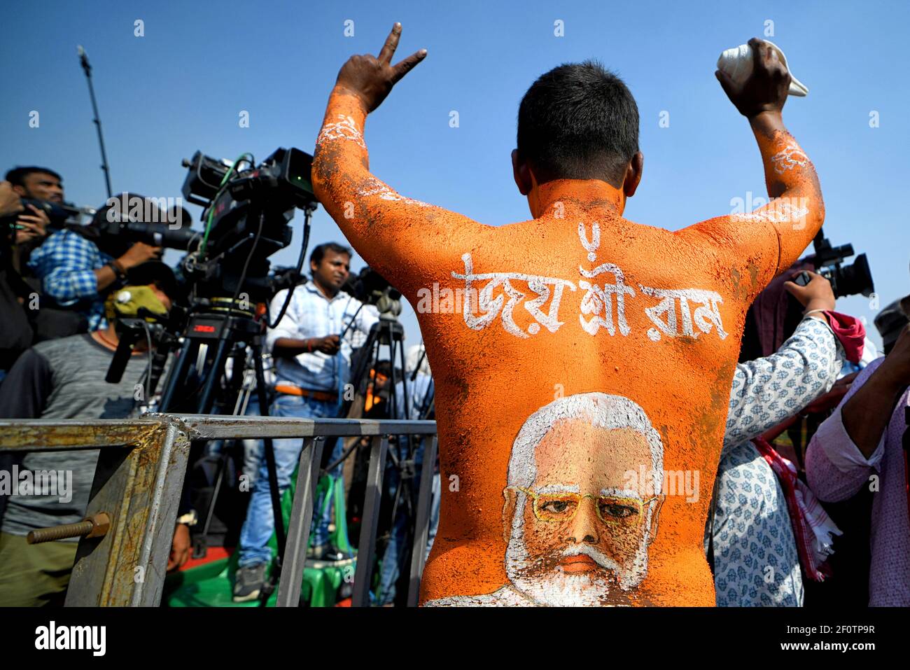 Un partisan du Bharatiya Janata Party (BJP) a peint son corps entier avec  le thème du Bharatiya Janata Party prend part à un rassemblement public à  Kolkata Photo Stock - Alamy