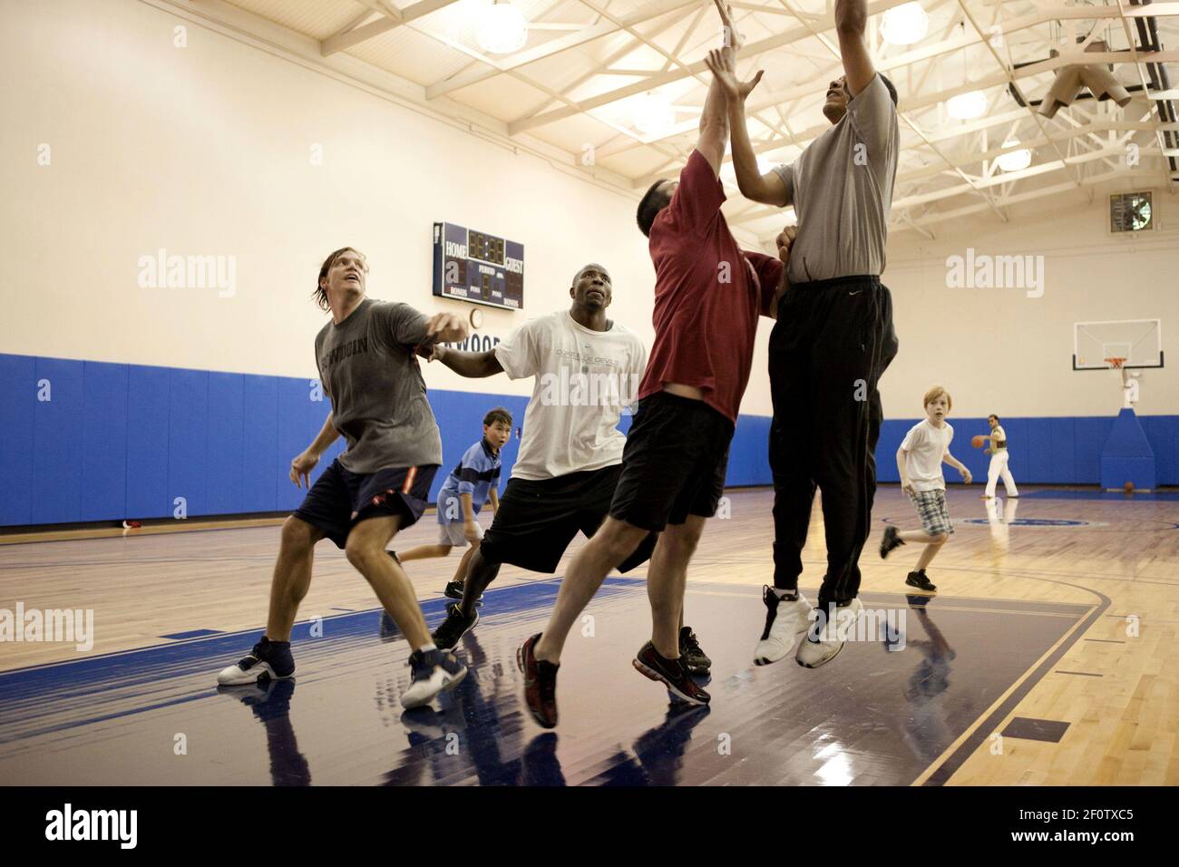 Le président Barack Obama joue au basket-ball avec sa famille et son personnel expérimenté lors d'une retraite à Camp David le 18 2009 juillet. Banque D'Images