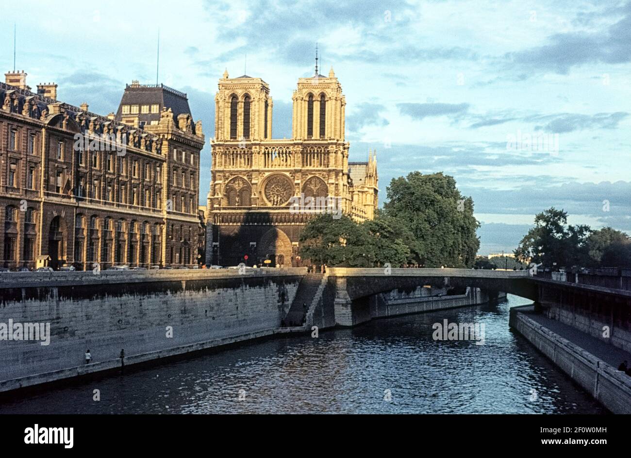 Notre-Dame de Paris avec ses tours à la façade ouest, Paris, France. 1964 Banque D'Images
