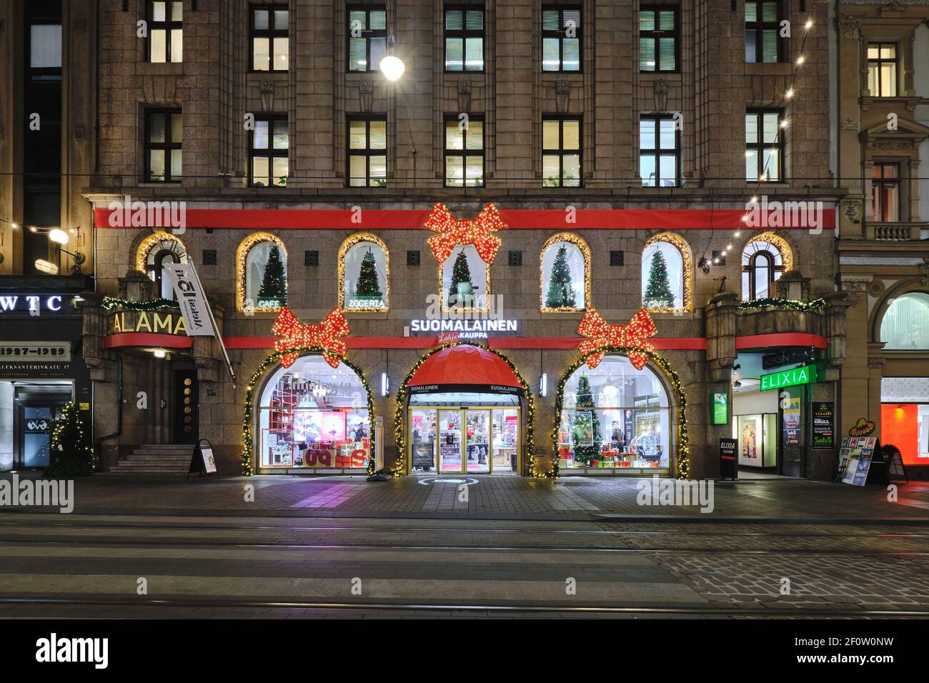 Helsinki, Finlande - 14 décembre 2020 : la décoration de Noël sur la façade de la librairie Suomalainen, rue Aleksanterinkatu. Banque D'Images