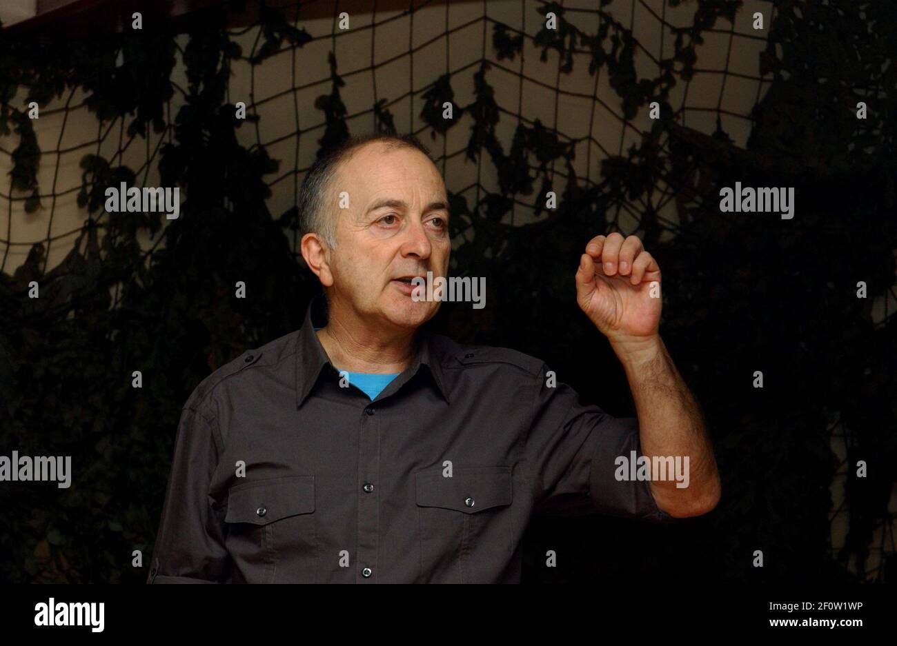 TONY ROBINSON PARLE DE L'ANCIEN PAPIER WWI RECORDS EN LIGNE , À ANCESTRY.CO.UK, Y COMPRIS LA PHOTO DE JOHN WILLIAM BALLINGER. 22/2/07 TOM PILSTON Banque D'Images