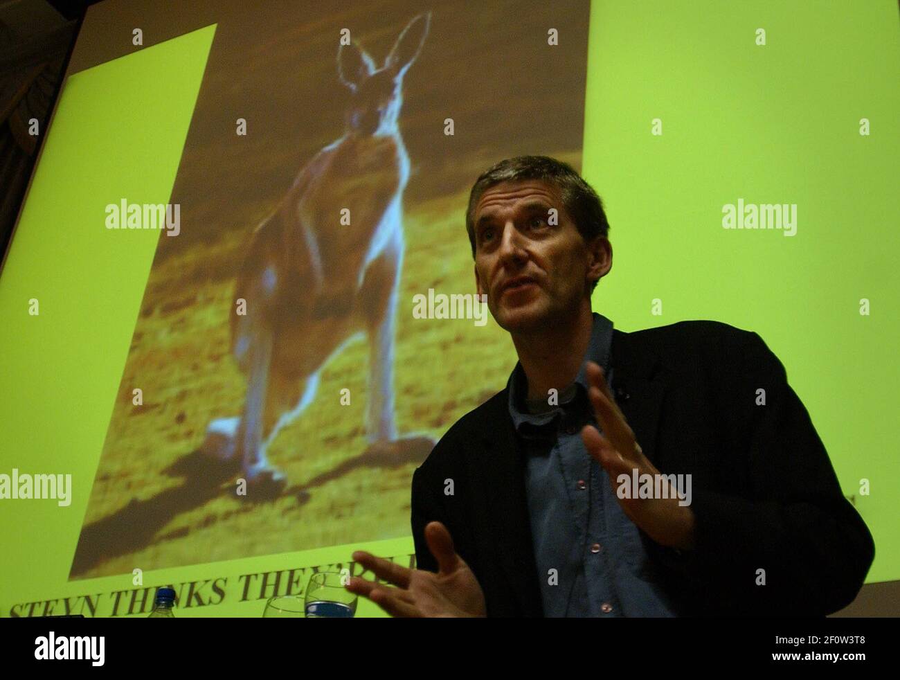 CLIVE STAFFORD SMITH PARLE AU KINGS COLLEGE LONDON.7/12/04 PILSTON Banque D'Images CLIVE STAFFORD SMITH PARLE AU KINGS COLLEGE LONDON.7/12/04 PILSTON Banque D'Images