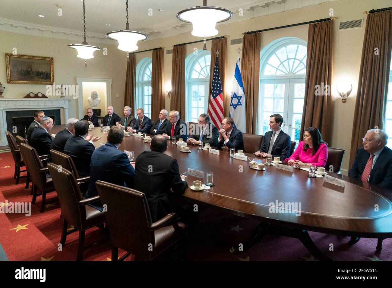 Le président Donald Trump, accompagné du vice-président Mike Pence, participe à une réunion bilatérale élargie avec le Premier ministre israélien Benjamin Netanyahu le lundi 25 2019 mars dans la salle du Cabinet de la Maison Blanche. Banque D'Images