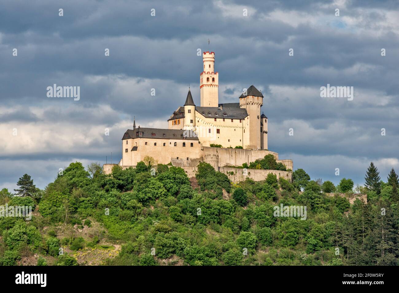 Marksburg, château avec tour bergfried, sur la ville de Braubach, municipalité de Loreley, haute vallée du Rhin moyen, Rhénanie-Palatinat, Allemagne Banque D'Images