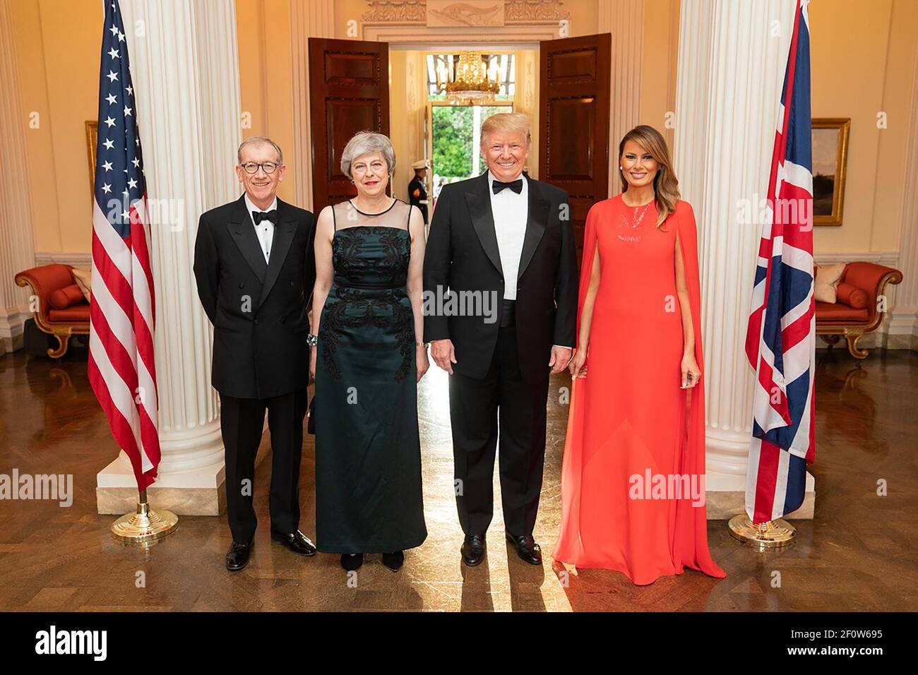 Le président Donald Trump et la première dame Melania Trump posent pour une photo avec la première ministre britannique Theresa May et son mari M. Philip May le mardi 4 2019 juin à Winfield House à Londres. Banque D'Images