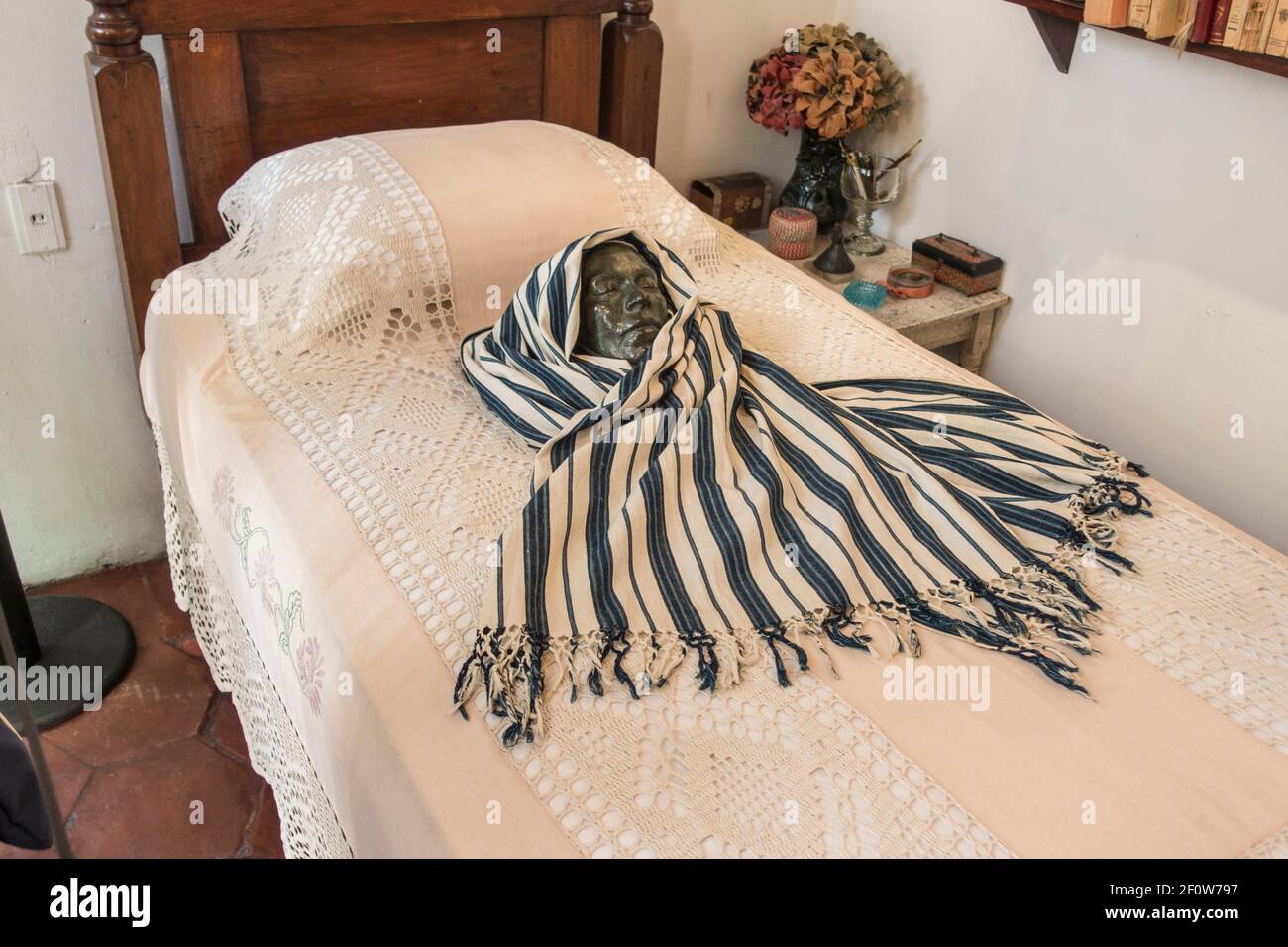 Le masque de la mort de Frida Kahlo sur son lit dans la Casa Azul (Maison Bleue) Coyoacan, Mexico, Mexique Banque D'Images