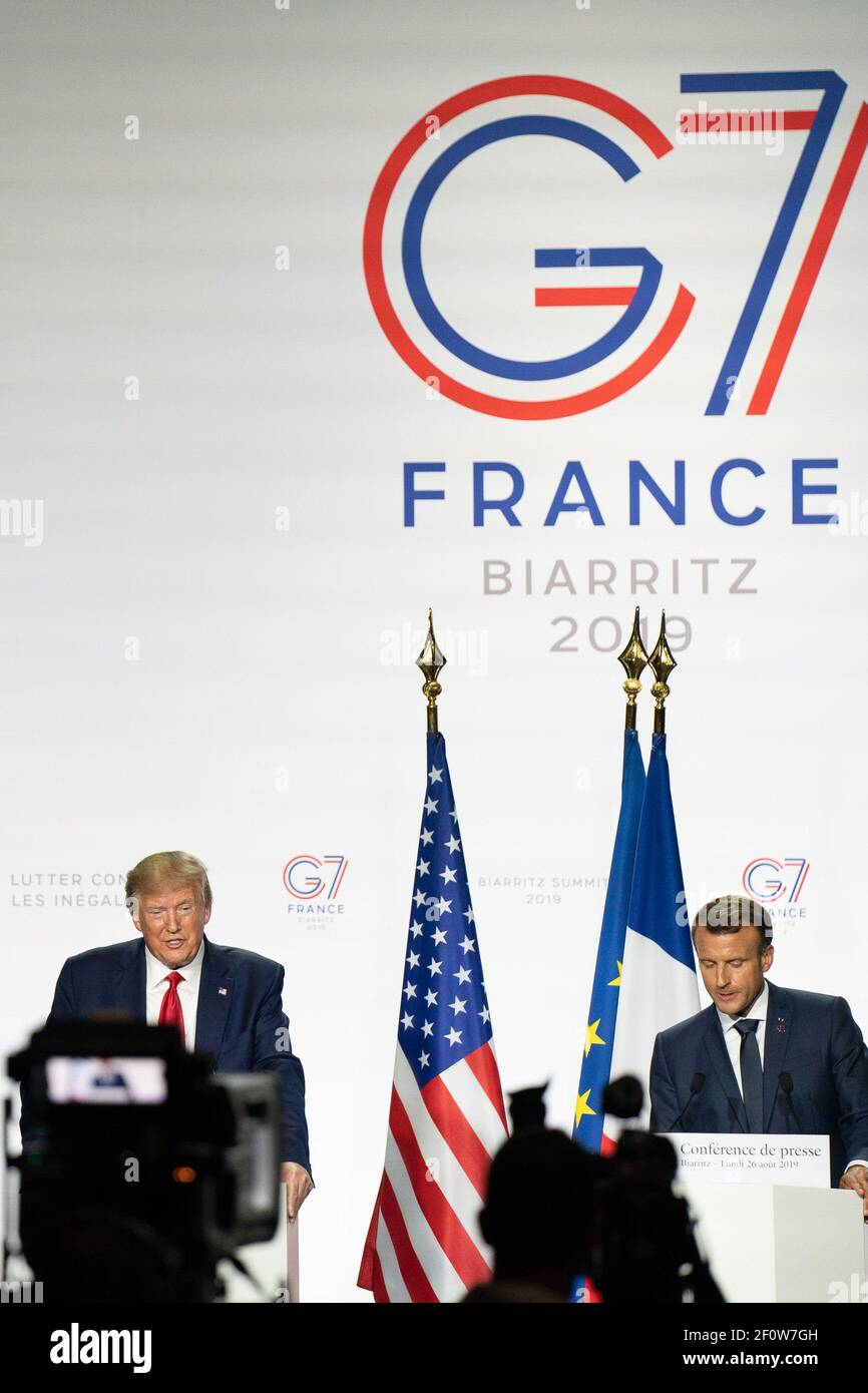 Le président Donald Trump et le président français Emmanuel Macron participent à une conférence de presse conjointe au Centre de congrès Bellevue, le lundi 26 2019 août à Biarritz, site du Sommet du G7 à Biarritz en France. Banque D'Images