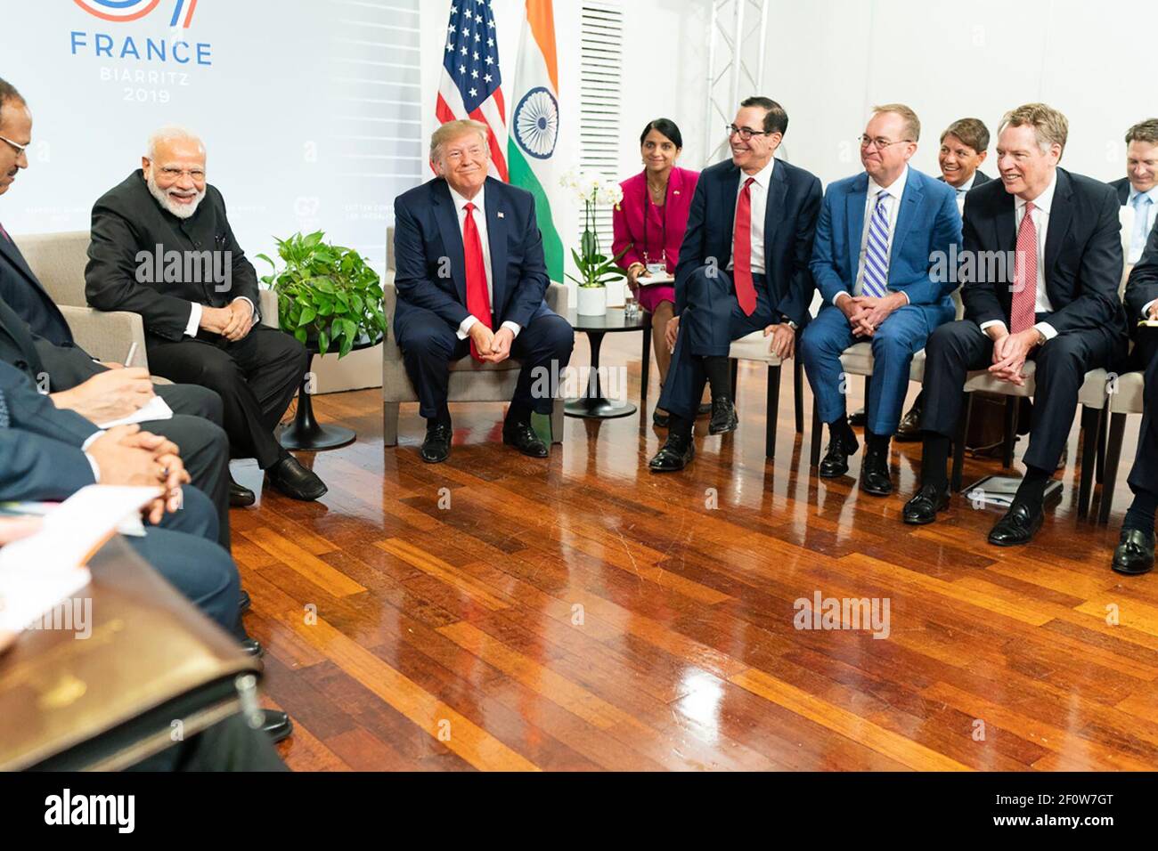 Le Président Donald Trump participe à une réunion bilatérale avec le Premier ministre de la République de l'Inde Narendra Modi au Centre de congrès Bellevue le lundi 26 2019 août à Biarritz, site du Sommet du G7. Banque D'Images