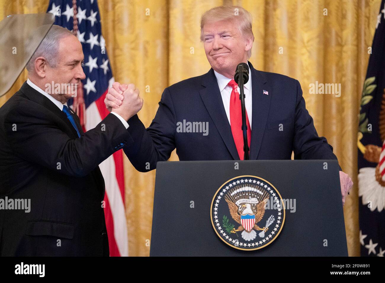 Le président Donald Trump prononce un discours avec le Premier ministre israélien Benjamin Netanyahu le mardi 28 2020 janvier dans la salle est de la Maison Blanche pour dévoiler les détails du plan de paix au Moyen-Orient de l'administration Trump. Banque D'Images