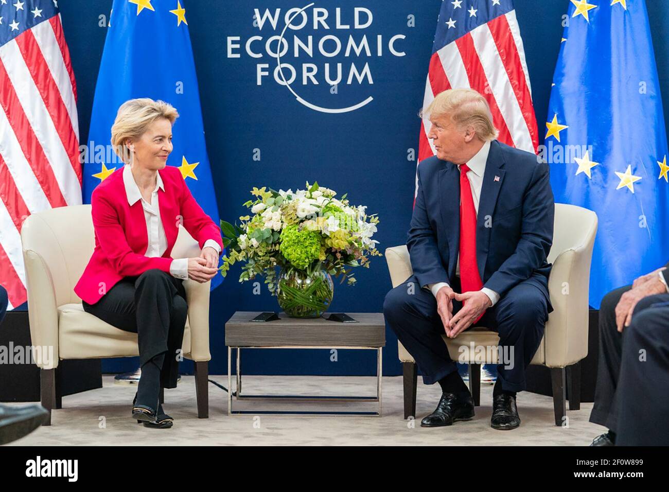 Le président Donald Trump rencontre le président de la Commission européenne Ursula von der Leyen lors de la 50e réunion annuelle du Forum économique mondial, le mardi 21 2020 janvier, au Centre des congrès de Davos, en Suisse. Banque D'Images