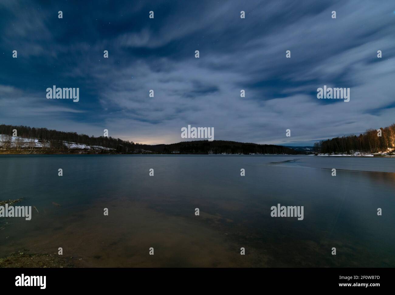 Paysage de lac de Vlasina à moitié gelé en hiver froid nuit. Photo à exposition longue. Banque D'Images