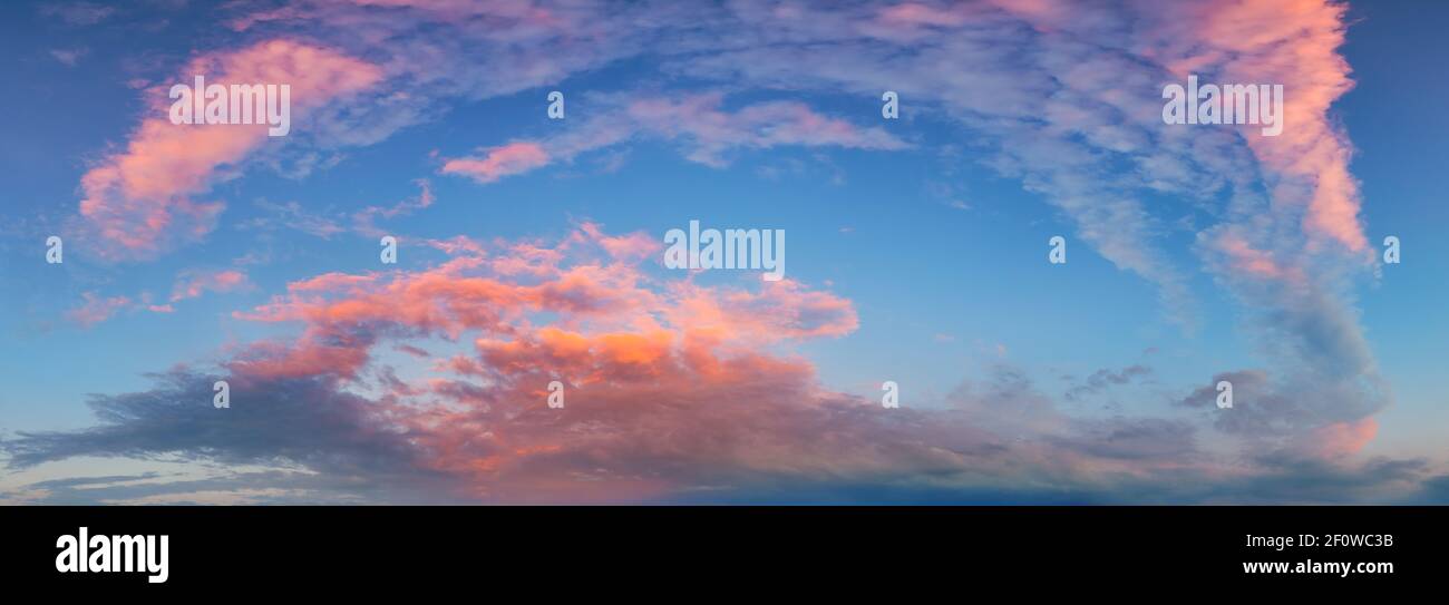 Fond naturel : ciel spectaculaire au coucher du soleil Banque D'Images