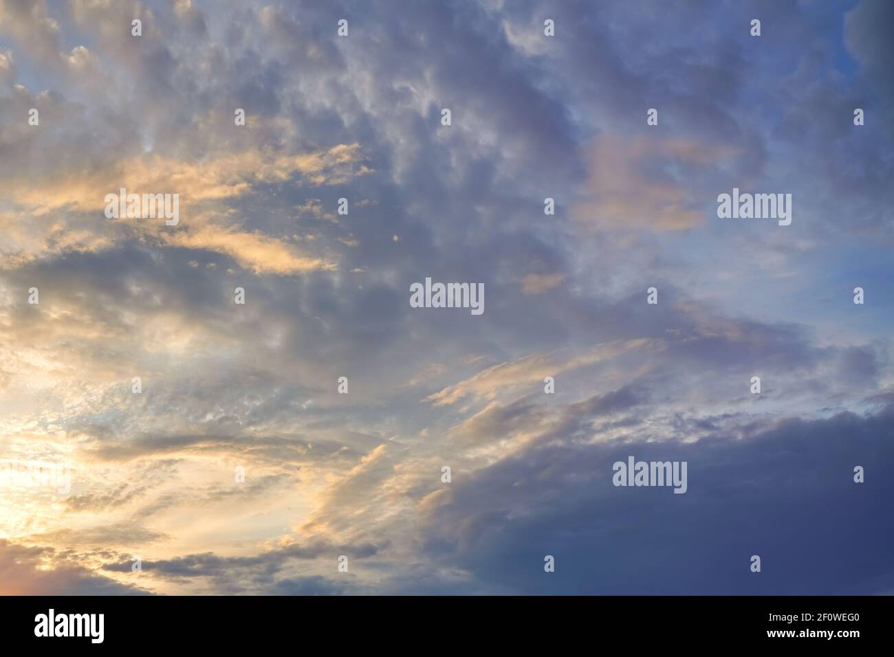 Fond naturel : ciel spectaculaire au coucher du soleil Banque D'Images