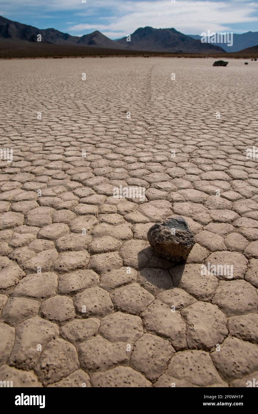 Il y a un sentier de randonnée à côté de l'hippodrome dans le parc national de la Vallée de la mort. Elle mène au sommet du pic Ubehebe. Banque D'Images