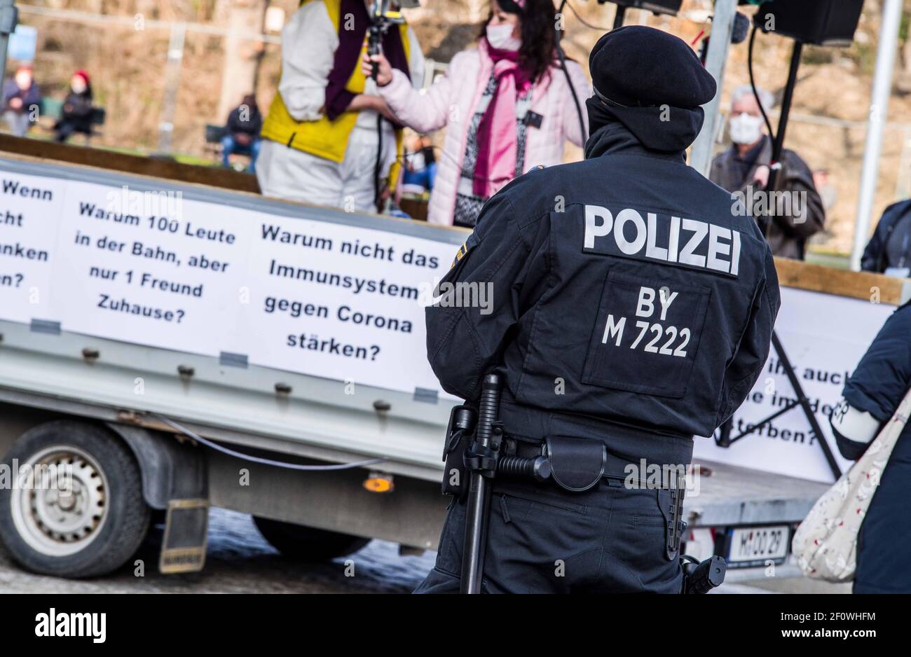 Munich, Bavière, Allemagne. 7 mars 2021. Police de Munich USK commandos surveillant une démo rebelle et théoricien du complot Corona à Munich, Allemagne. Malgré la détente des restrictions anti-Corona, au moins 200 rebelles Corona ont défilé de Koenigsplatz à Munich. Parmi le groupe figuraient des membres connus des marches de Pegida, des théoriciens de la conspiration et des extrémistes de droite. Credit: Sachelle Babbar/ZUMA Wire/Alay Live News Banque D'Images