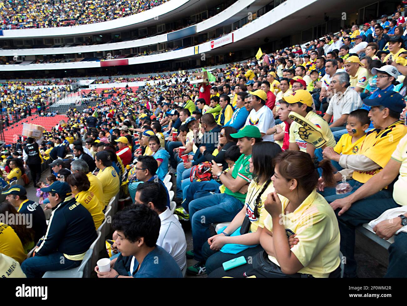 Fans de football à Azteca Stadium, Mexico, Mexique Banque D'Images