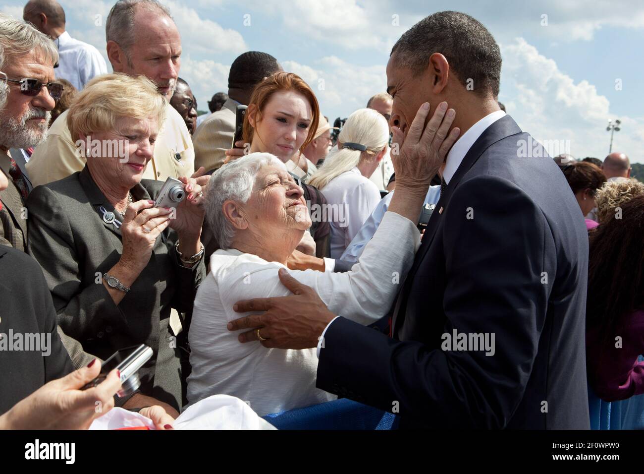 11 septembre 2011 - le Président Obama salue une femme à la suite d'une cérémonie pour commémorer le dixième anniversaire de 9/11 au Monument commémoratif national du vol 93 à Shanksville, Pennsylvanie. Banque D'Images