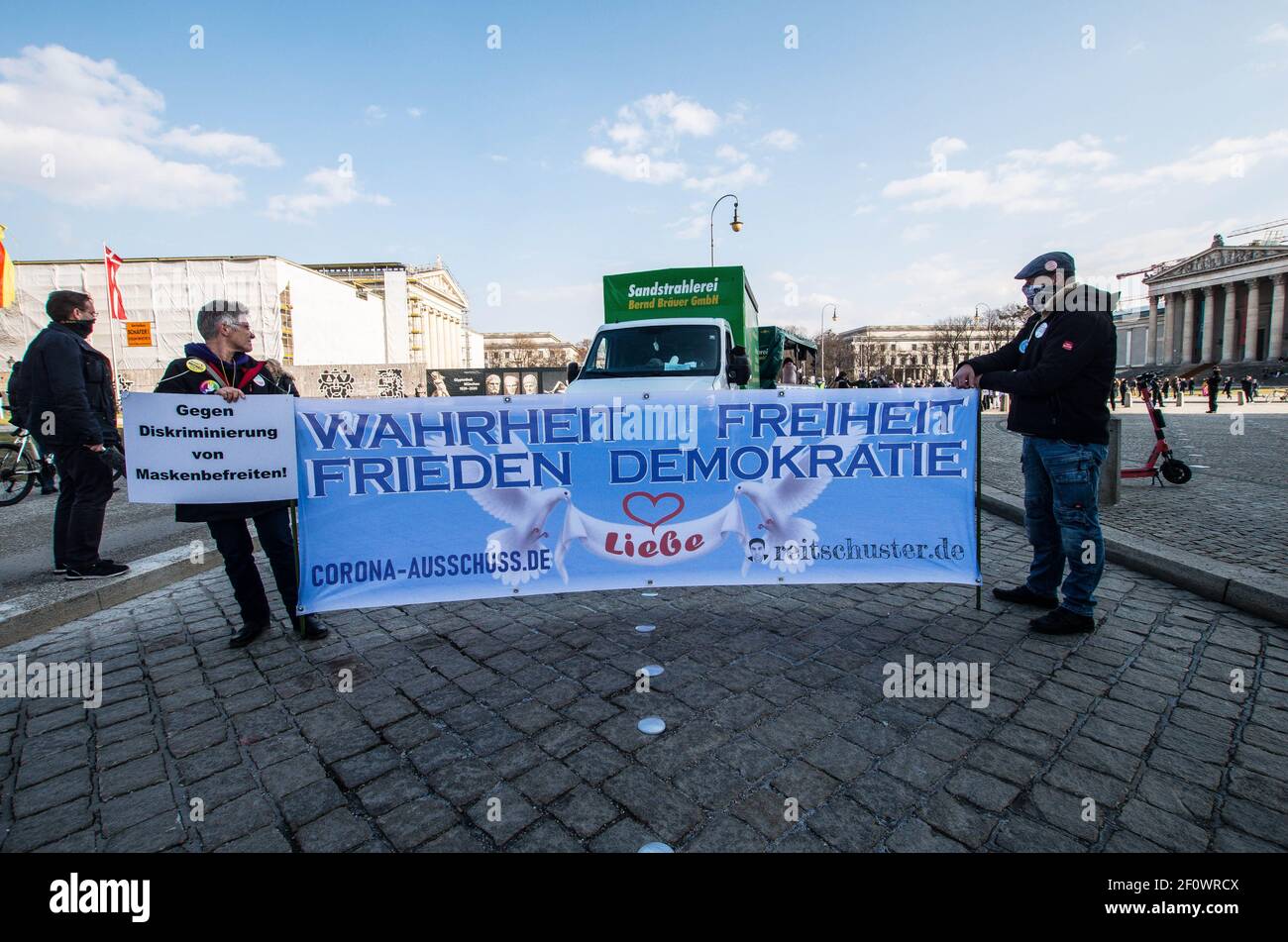 Munich, Bavière, Allemagne. 7 mars 2021. Malgré la détente des restrictions anti-Corona, au moins 200 rebelles Corona ont défilé de Koenigsplatz à Munich. Parmi le groupe figuraient des membres connus des marches de Pegida, des théoriciens de la conspiration et des extrémistes de droite. Credit: Sachelle Babbar/ZUMA Wire/Alay Live News Banque D'Images