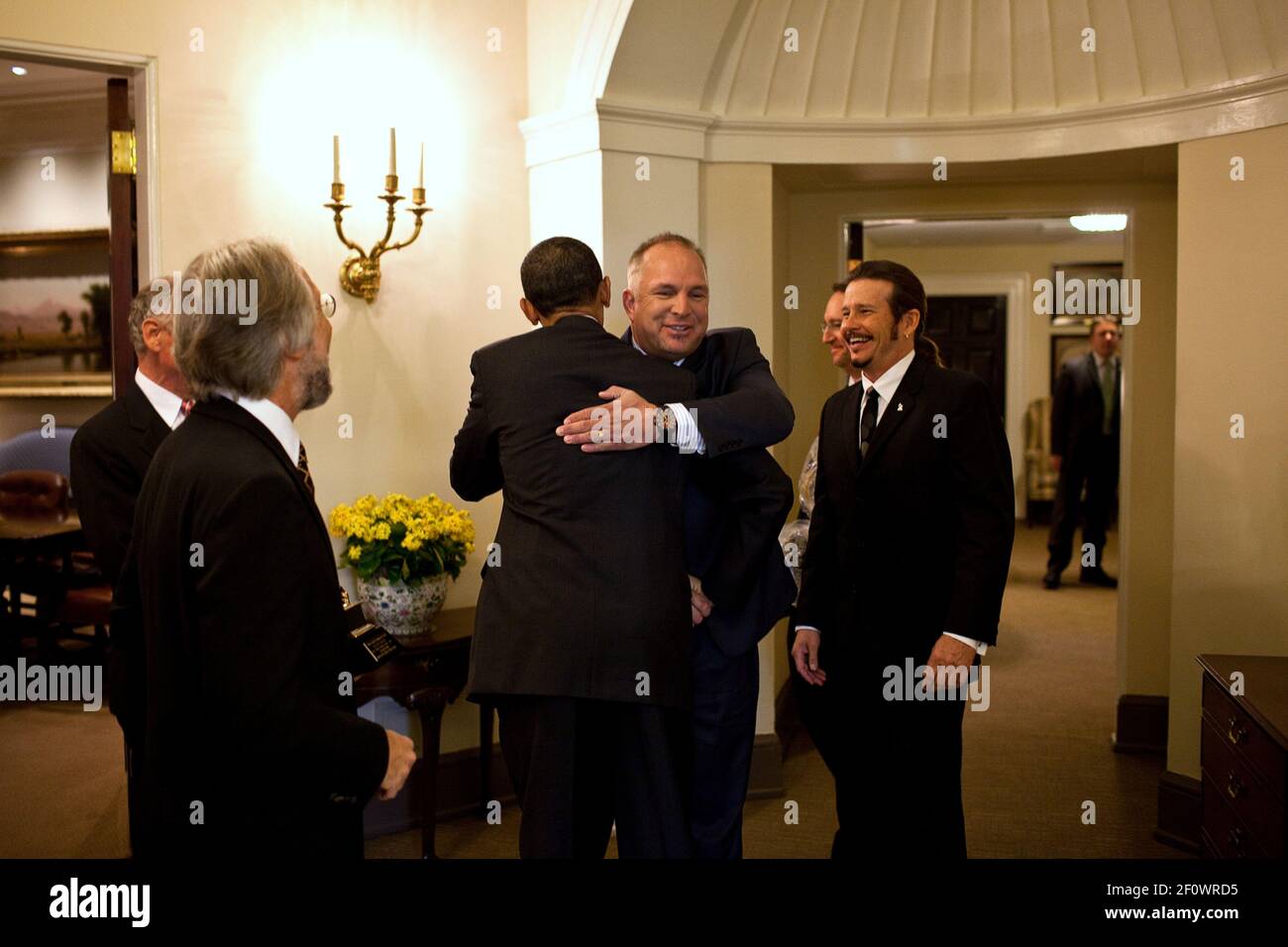 Le président Barack Obama encadre l'artiste de musique country Garth Brooks dans un couloir de l'aile ouest à la Maison Blanche, le 14 avril 2010. Banque D'Images