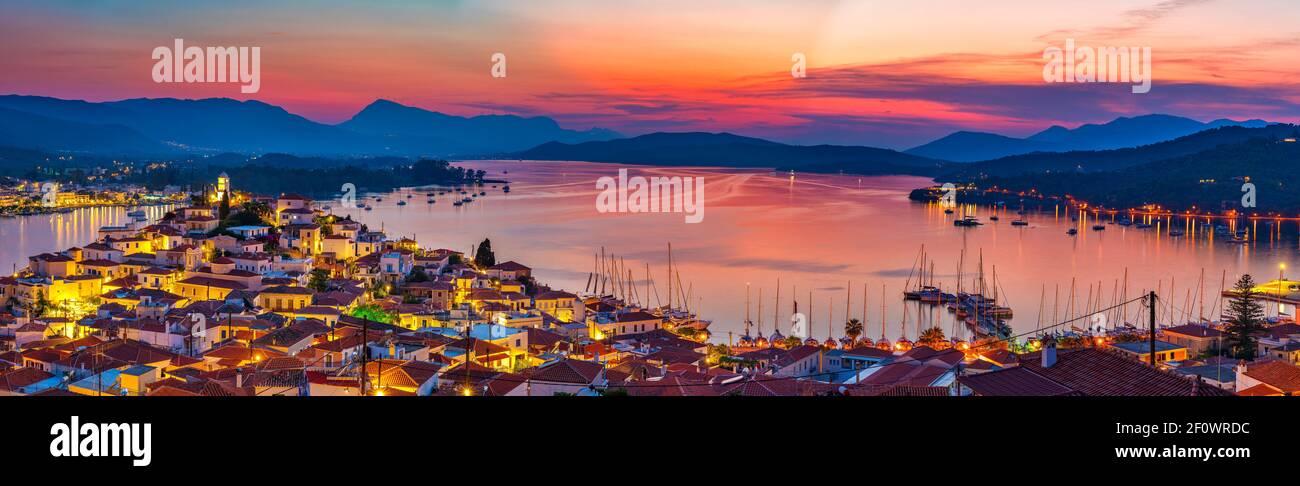 Vue panoramique sur la ville grecque de Poros au coucher du soleil, Grèce Banque D'Images