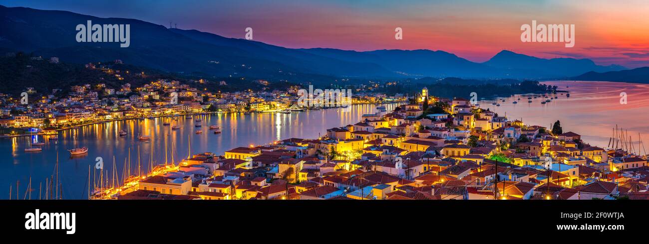 Vue panoramique sur la ville grecque de Poros au coucher du soleil, Grèce Banque D'Images