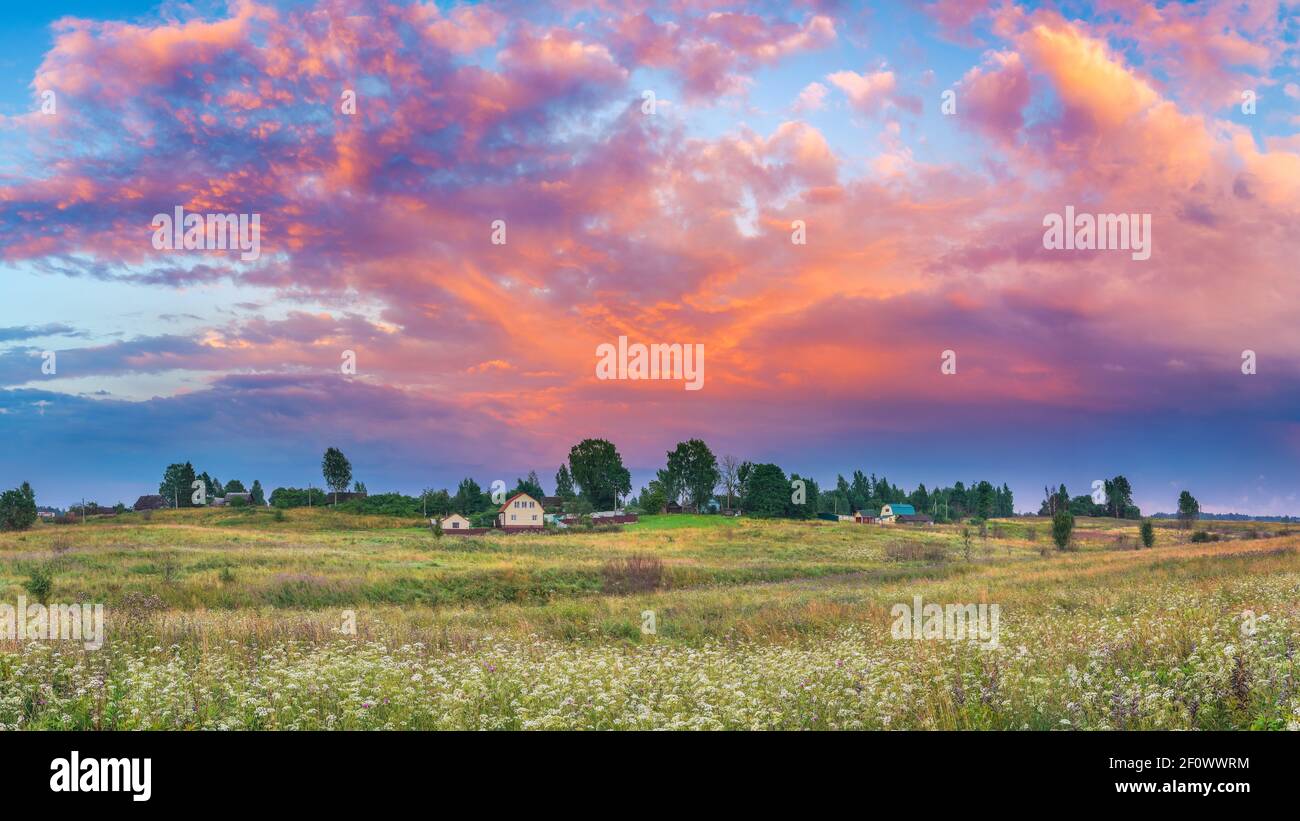 Magnifique paysage avec coucher de soleil coloré dans une campagne Banque D'Images