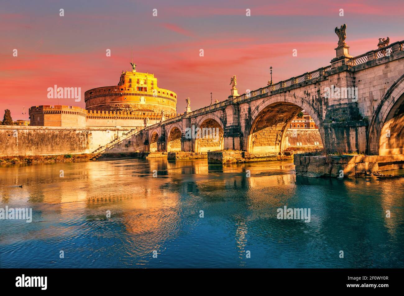 Château de Saint Angel et pont sur le Tibre à Rome au lever du soleil Banque D'Images